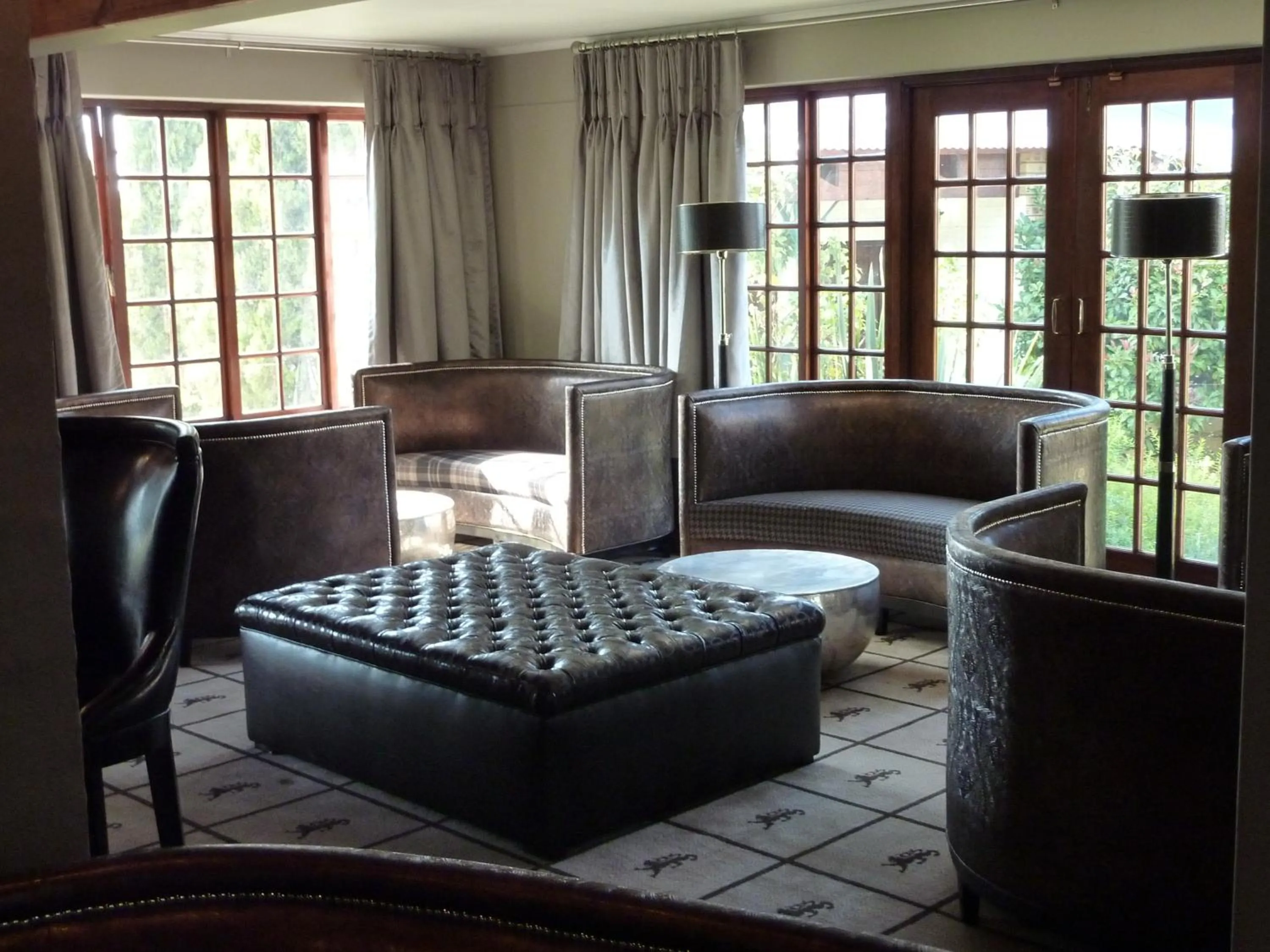 Lounge or bar in The Highlander Hotel Dullstroom