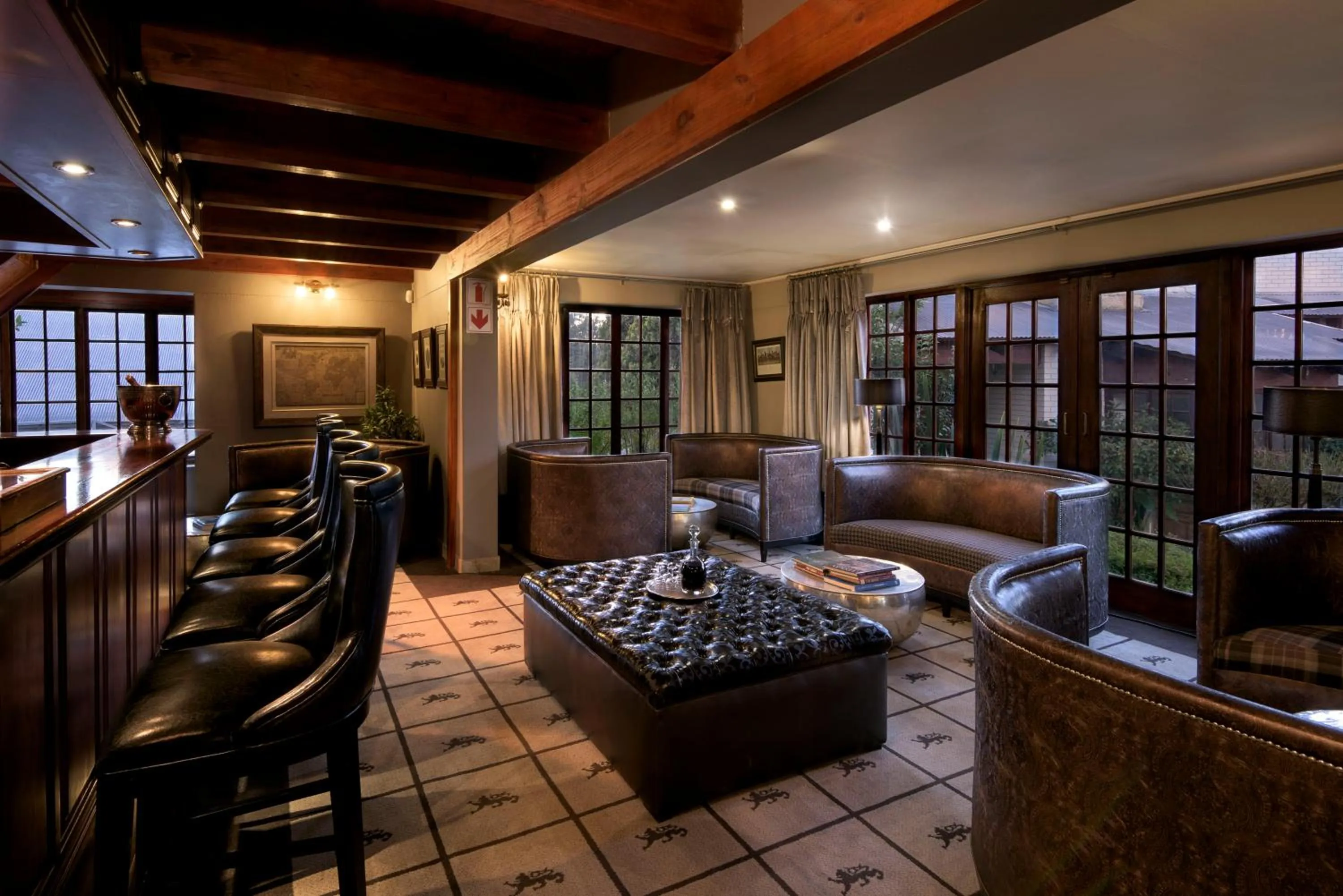 Lounge or bar in The Highlander Hotel Dullstroom