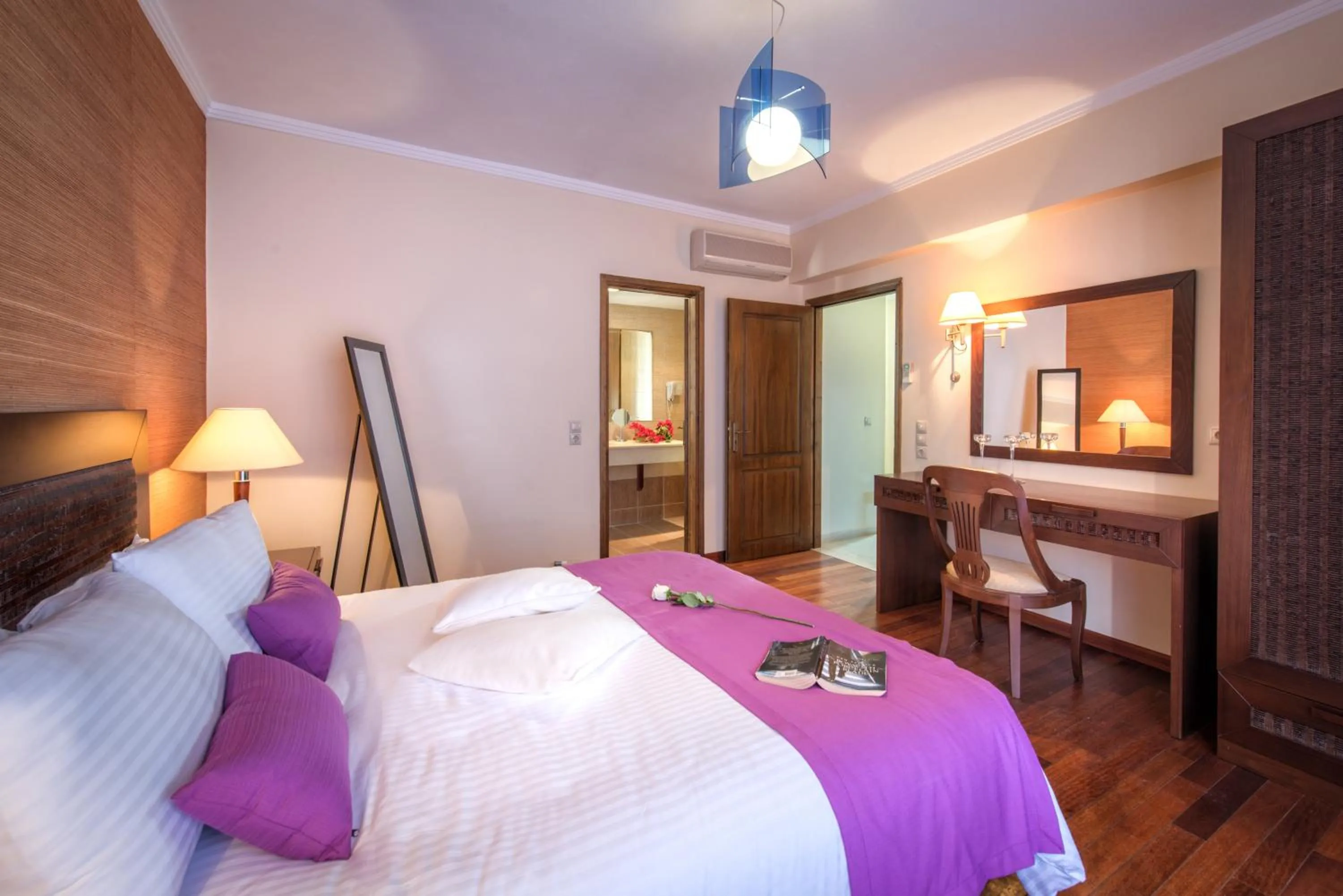 Bed in Hotel St John Villas