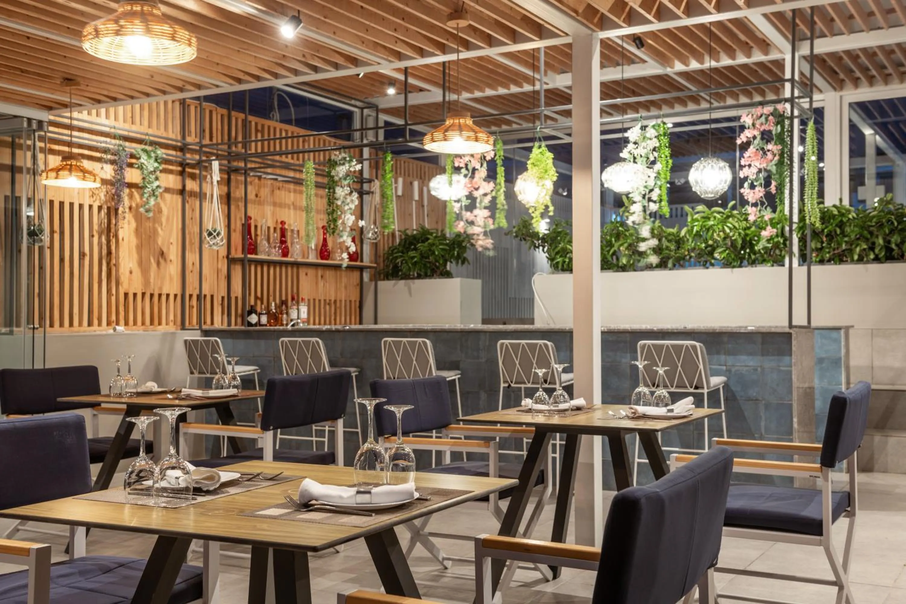 Restaurant/places to eat in Hotel St John Villas