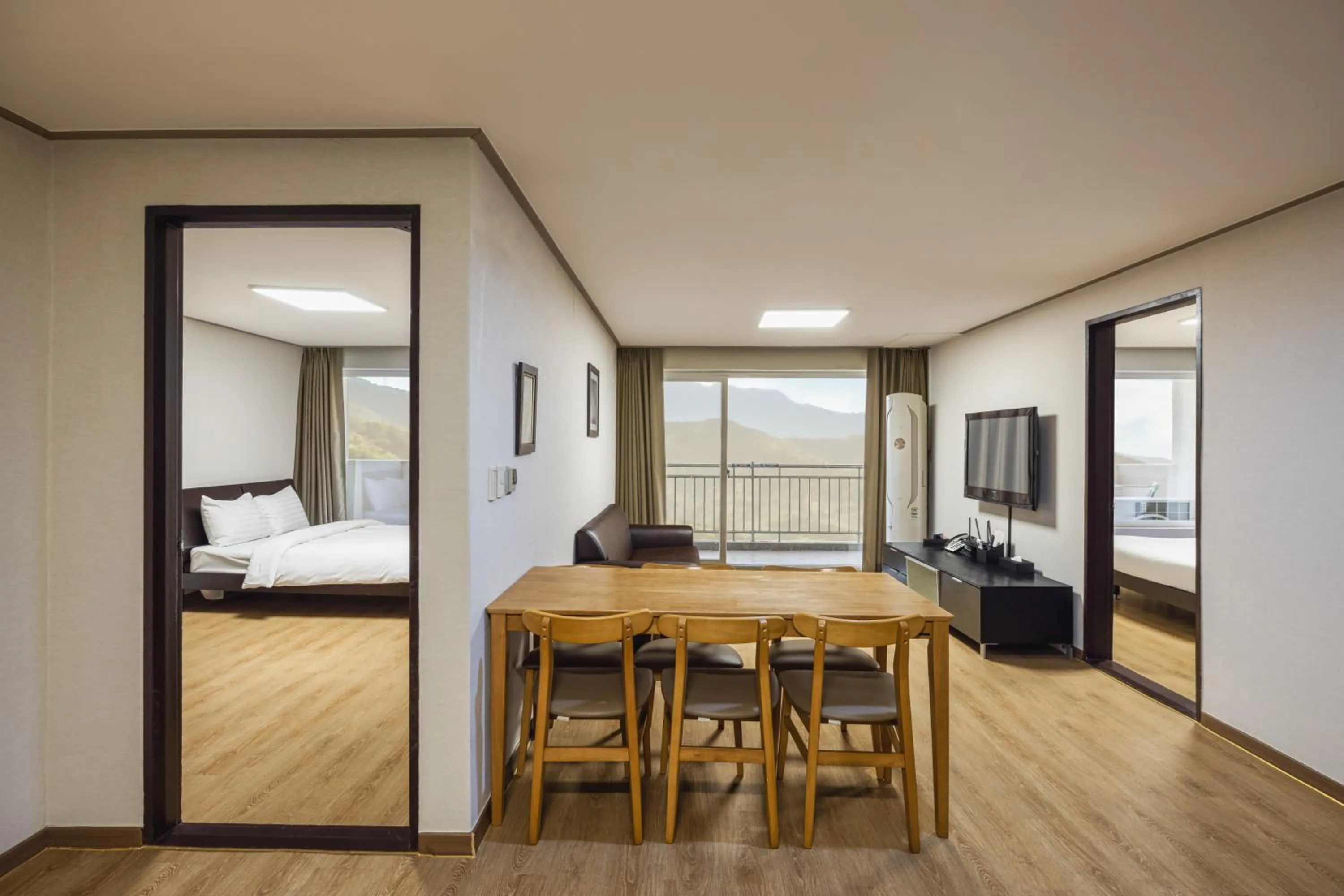 Communal lounge/ TV room, Bed in Kensington Resort Chungju