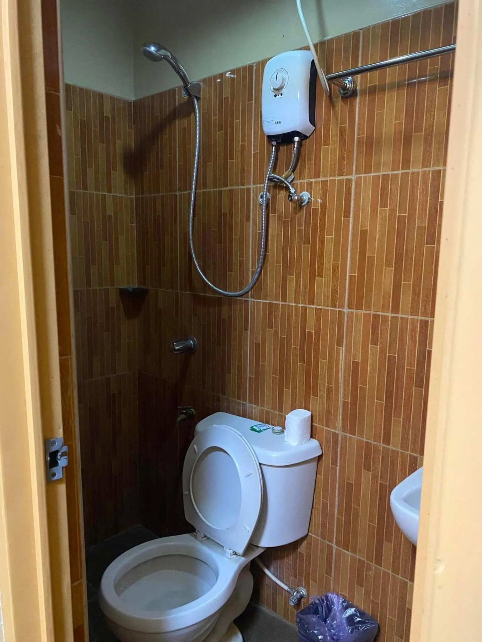 Shower in East Square Inn