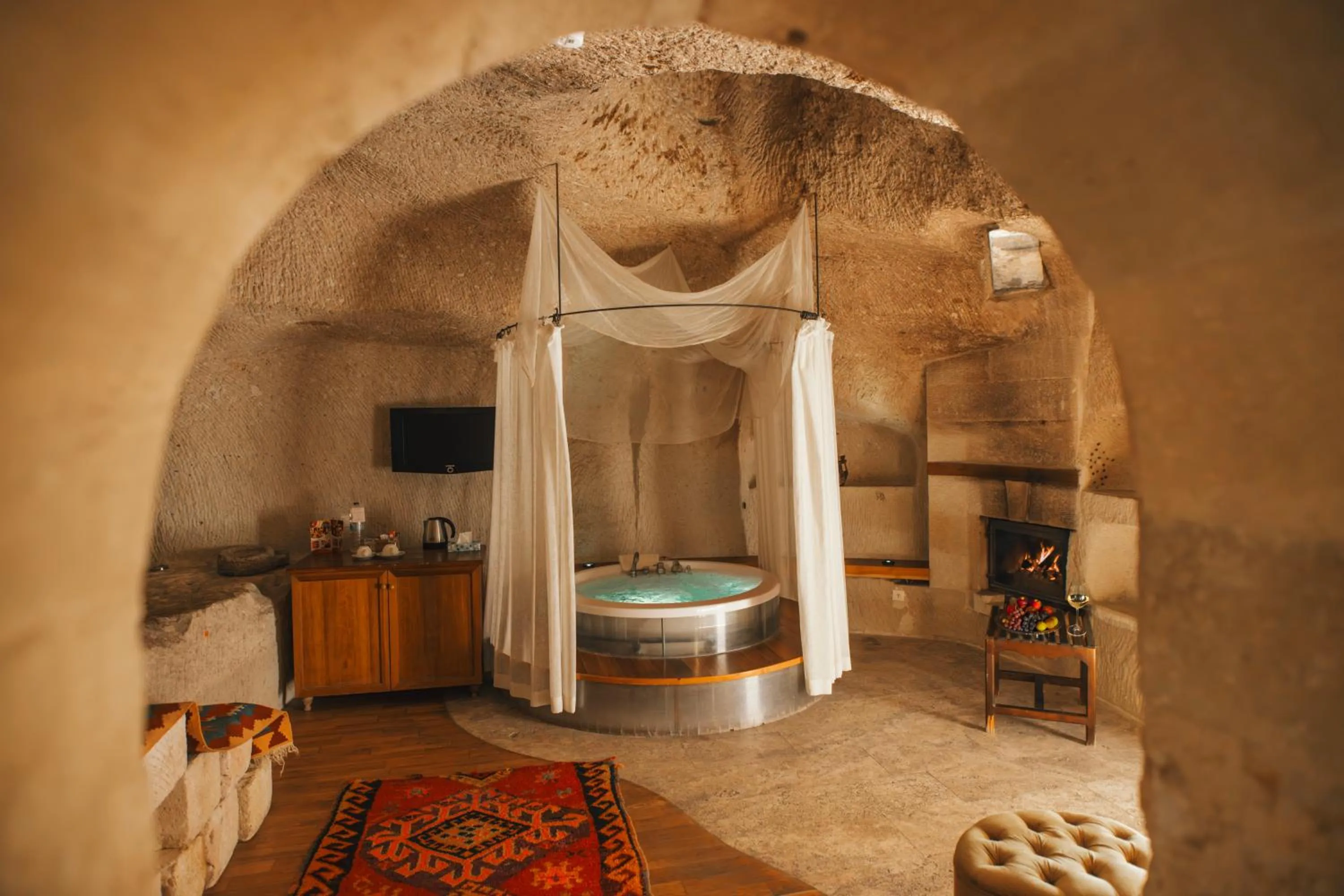 Hot Tub in Anatolian Houses Cave Hotel & SPA