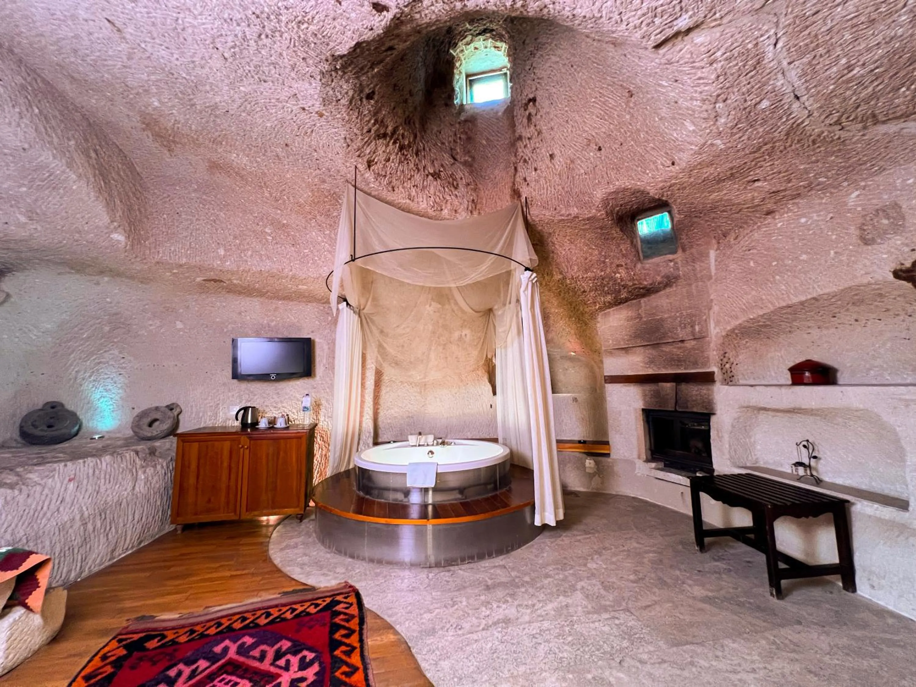 Hot Tub in Anatolian Houses Cave Hotel & SPA