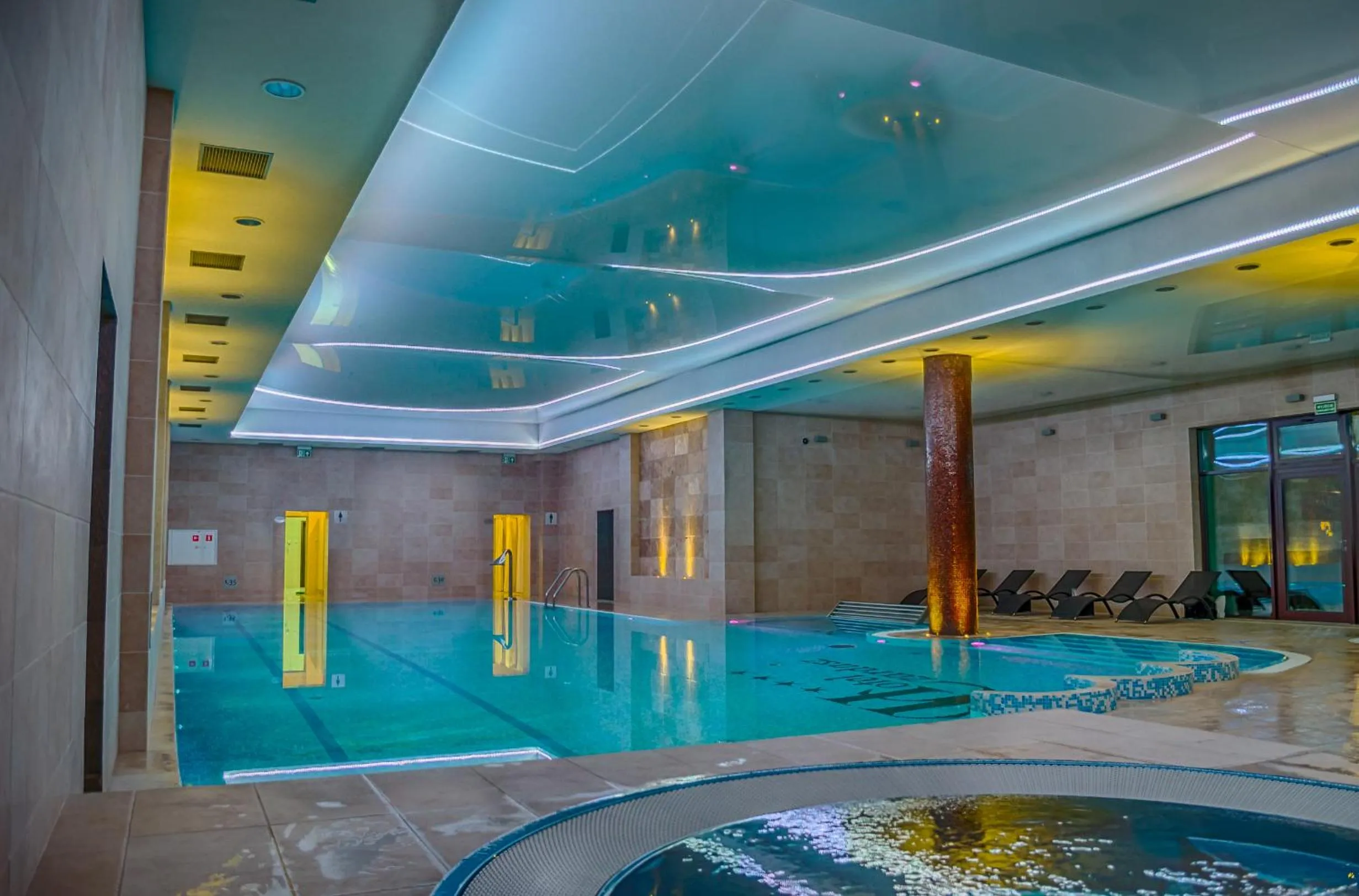 Swimming pool in Hotel Czardasz Spa & Wellness