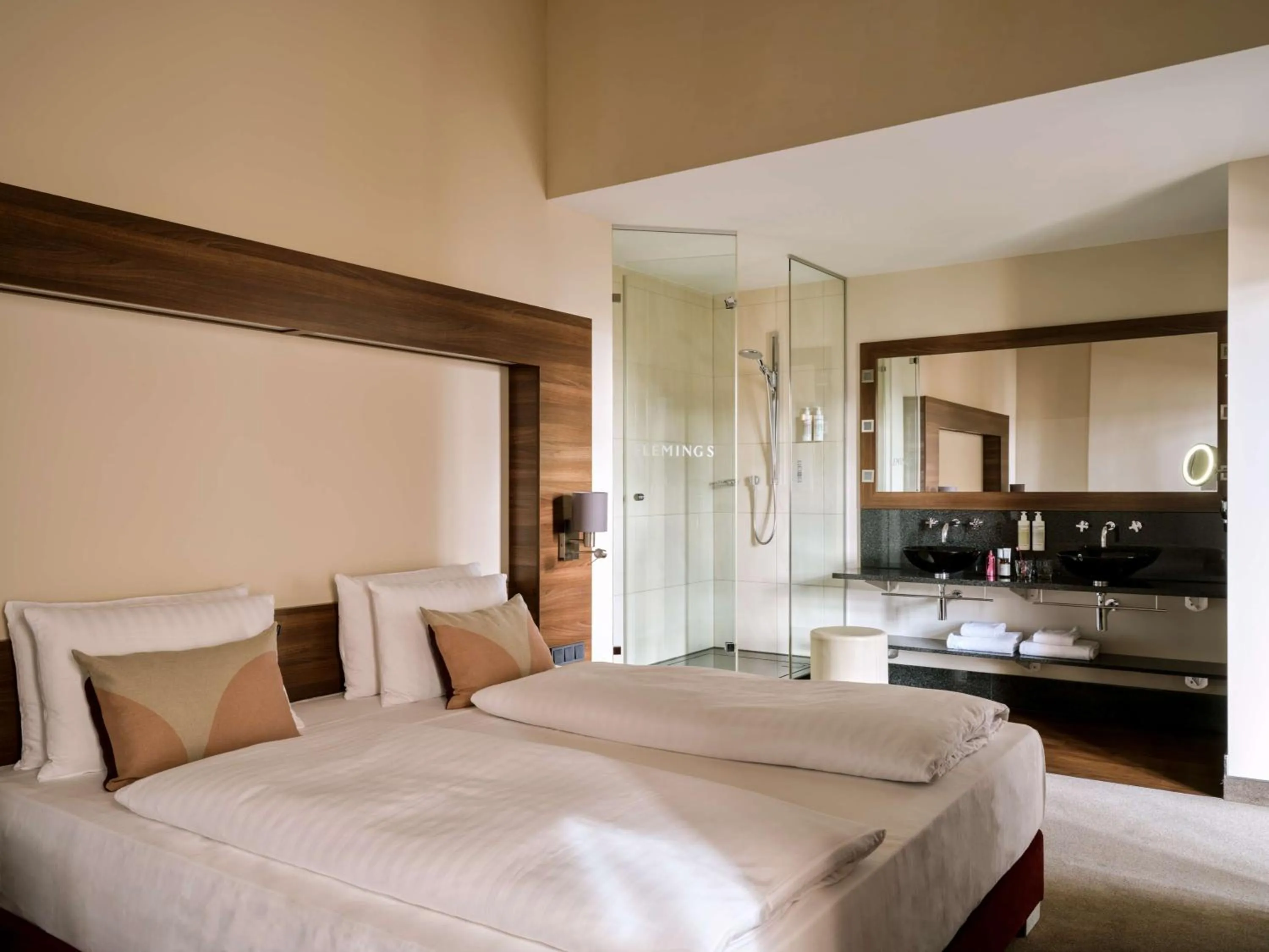 Bathroom, Bed in Flemings Selection Hotel Wien-City