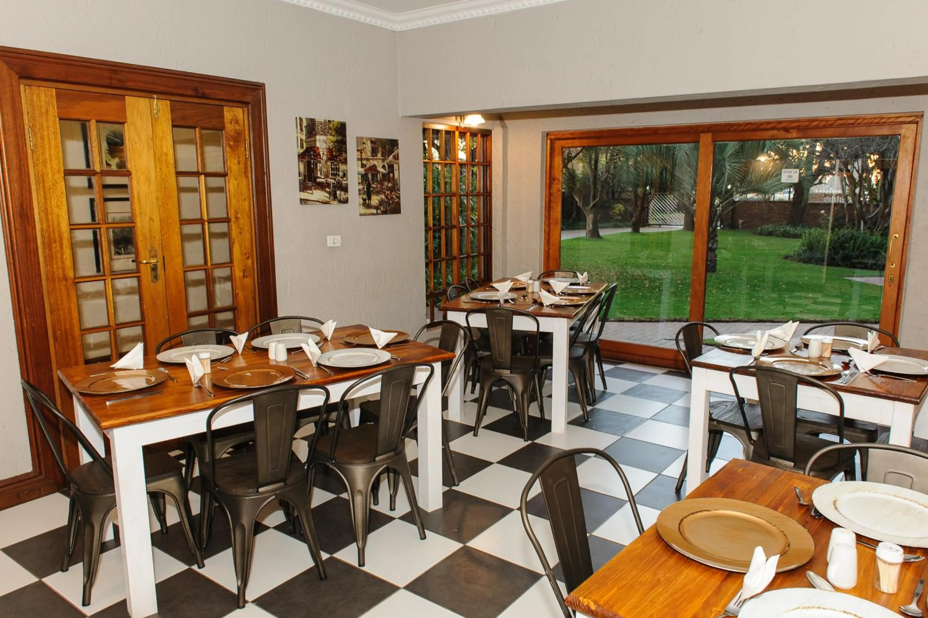 Restaurant/places to eat in Safari Club Guest Lodge OR Tambo International Airport