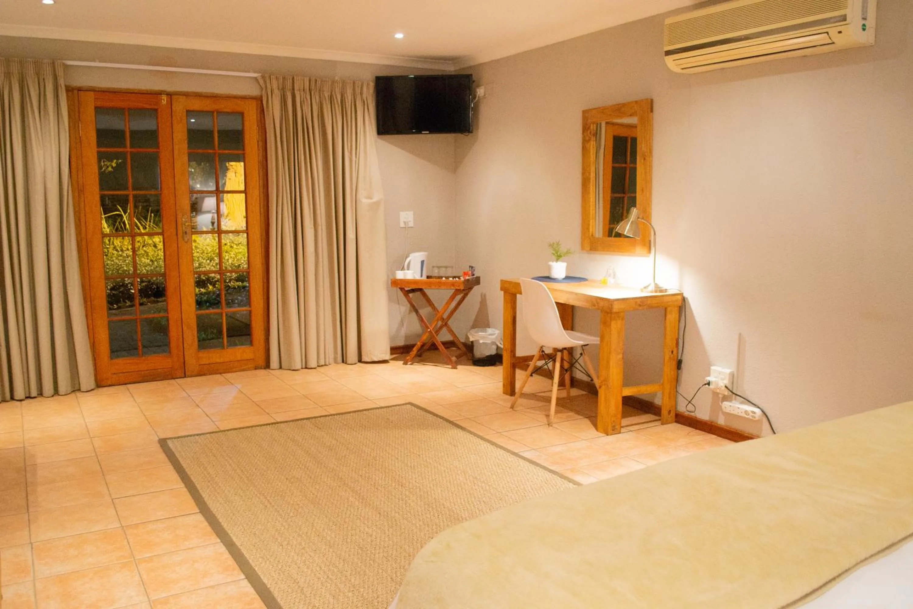 hair dresser, Bed in Safari Club Guest Lodge OR Tambo International Airport