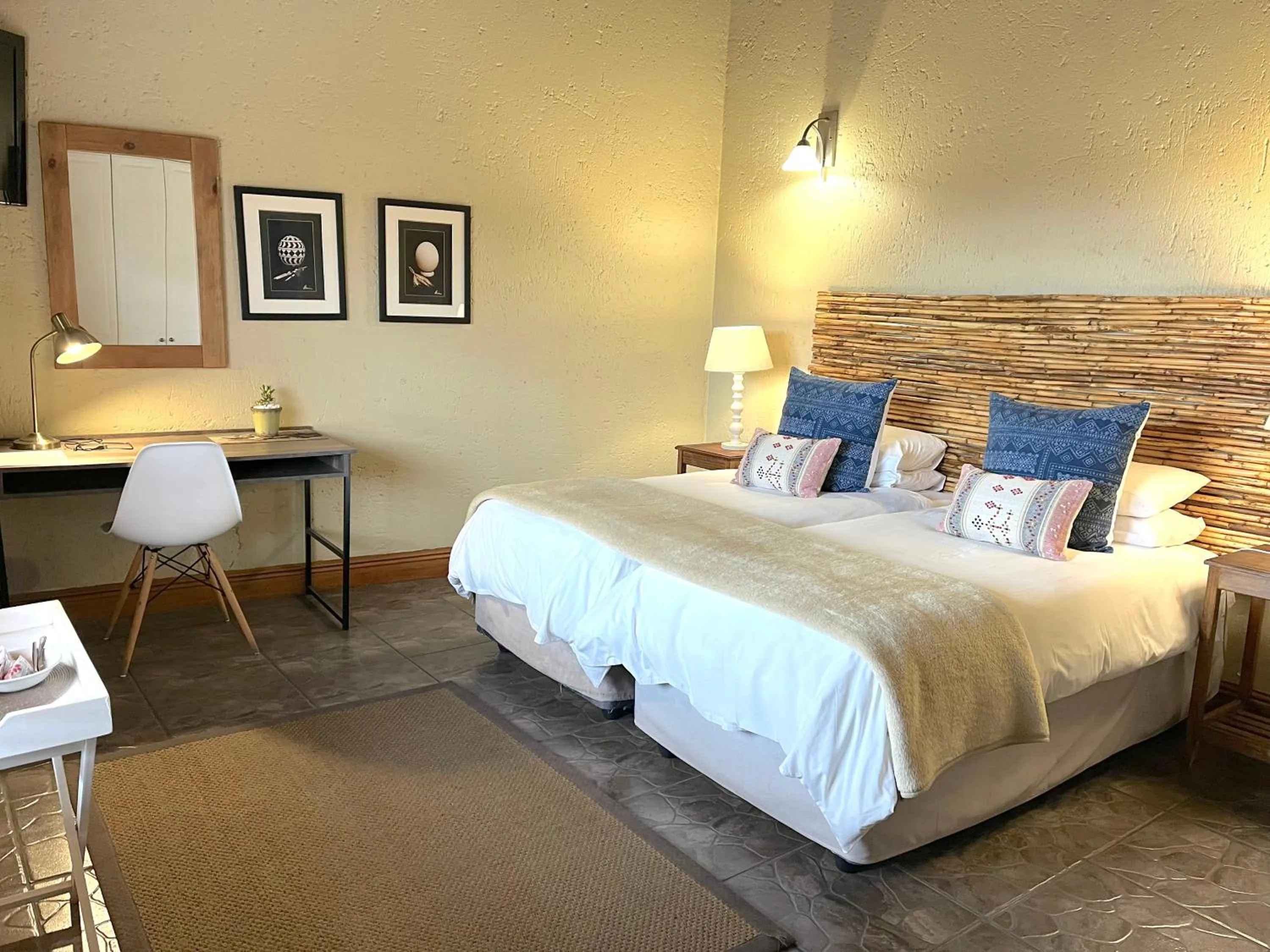 Bedroom, Bed in Safari Club Guest Lodge OR Tambo International Airport