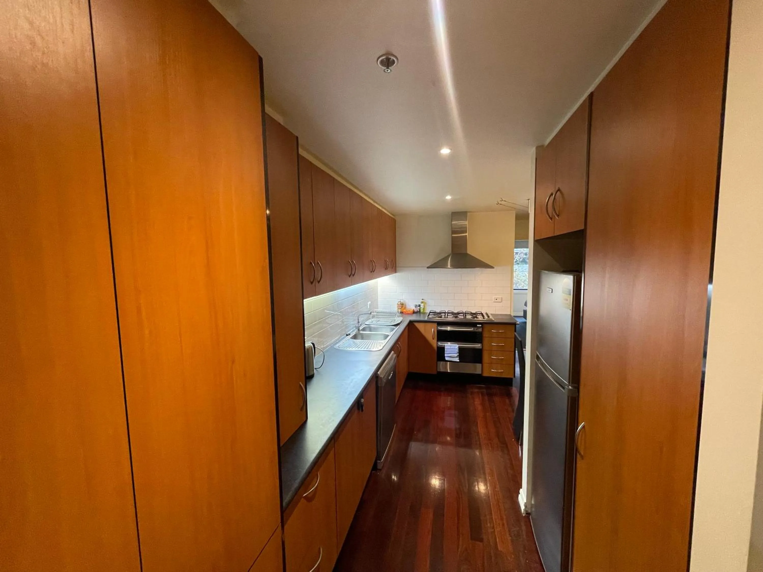 Kitchen or kitchenette in ReadySet Apartments on King
