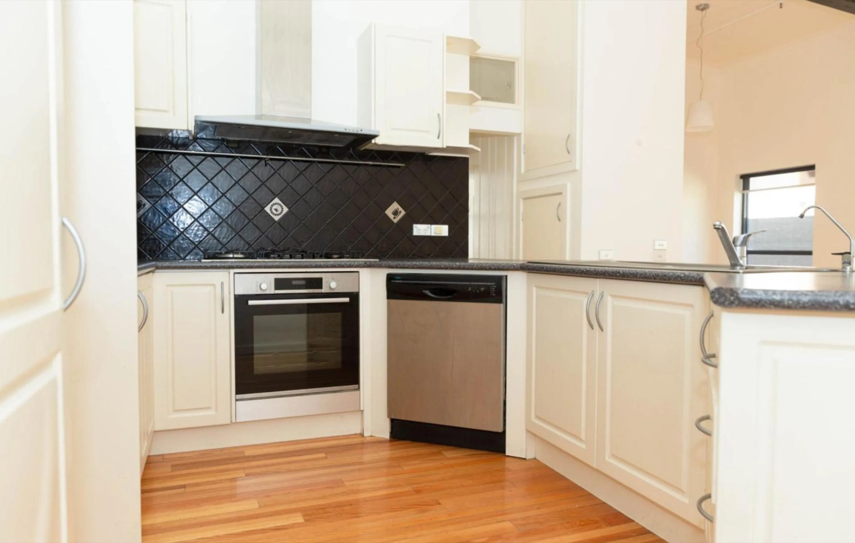 Kitchen or kitchenette in ReadySet Apartments on King