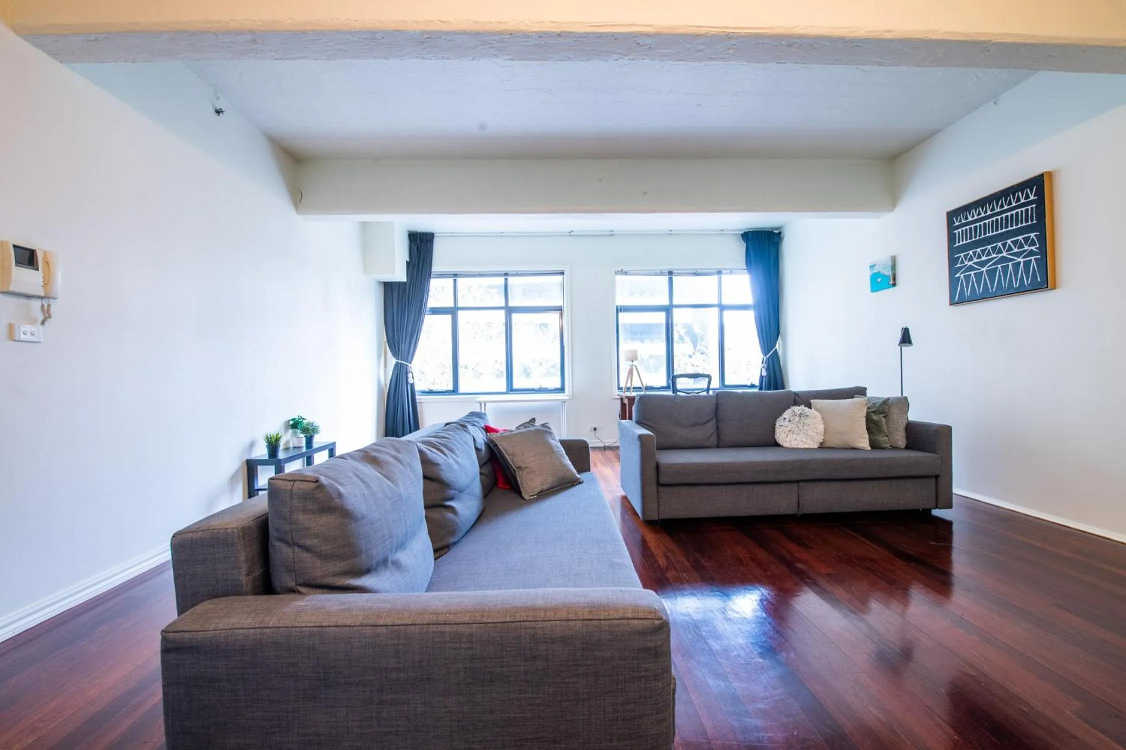 TV and multimedia in ReadySet Apartments on King