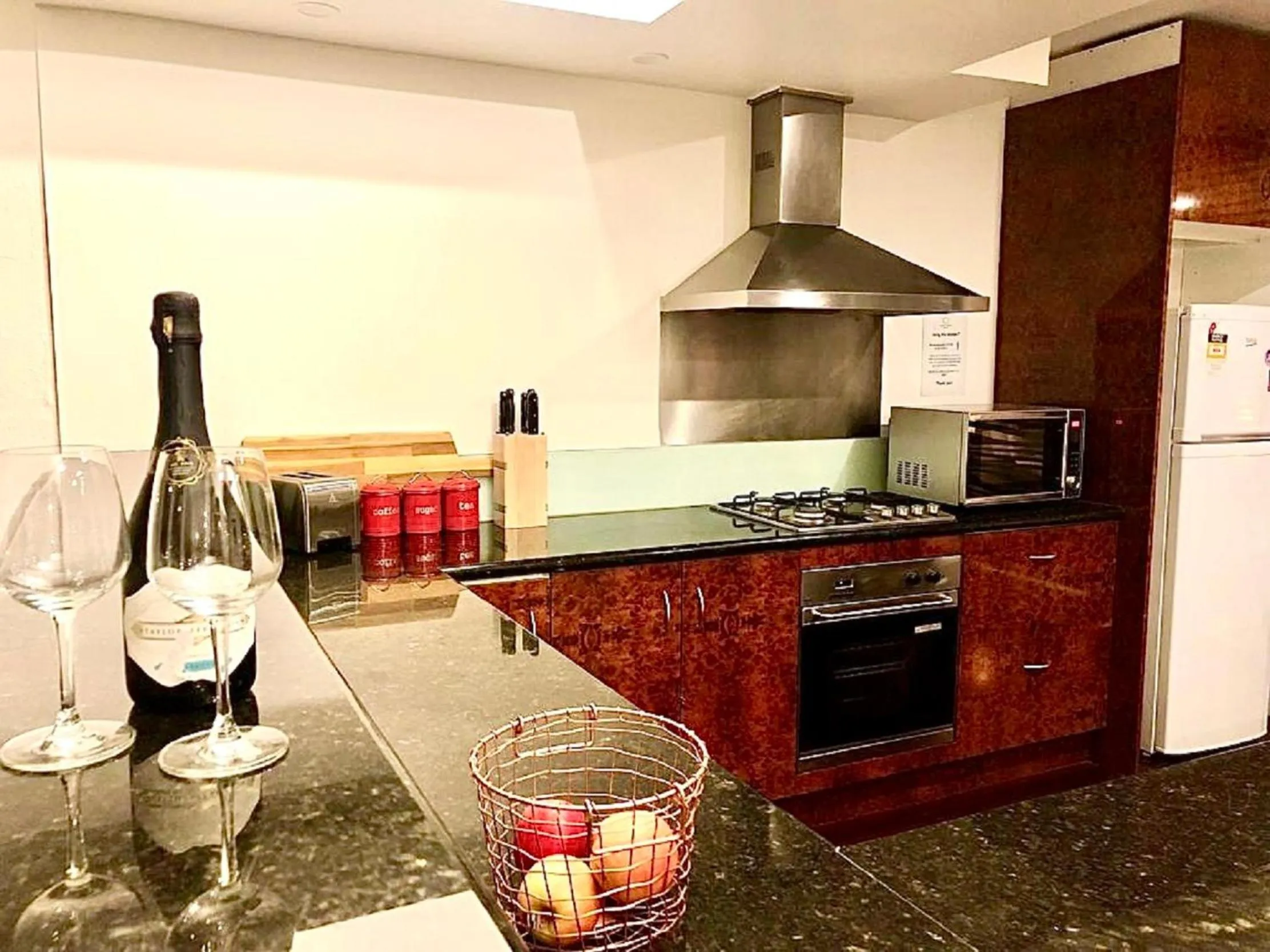 Kitchen or kitchenette in ReadySet Apartments on King