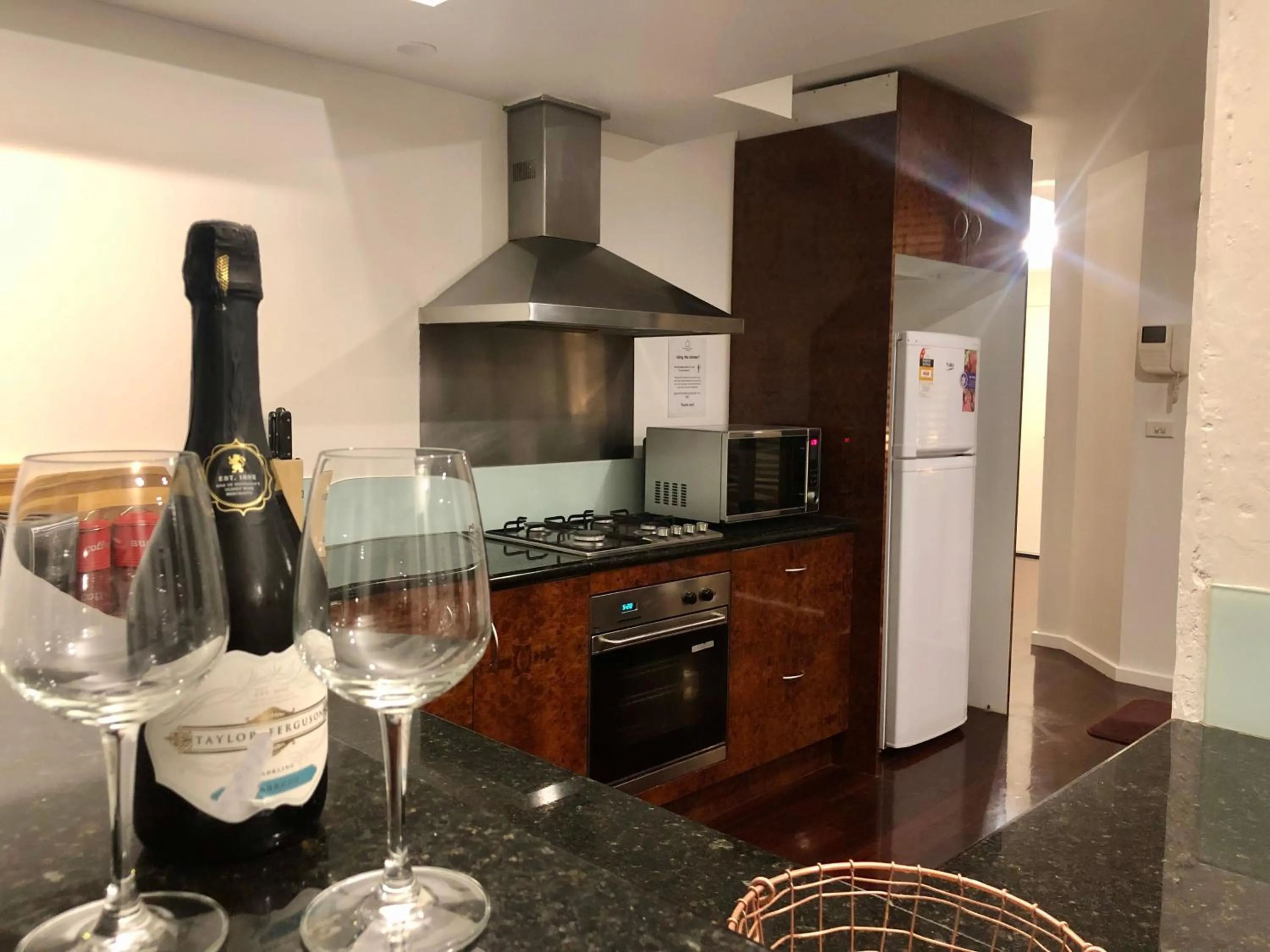 Kitchen or kitchenette in ReadySet Apartments on King