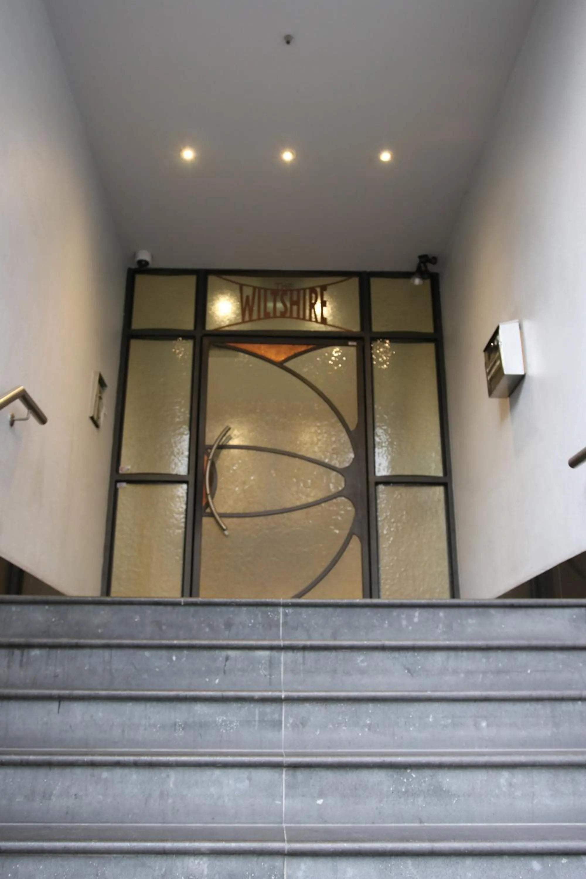 Facade/entrance in ReadySet Apartments on King