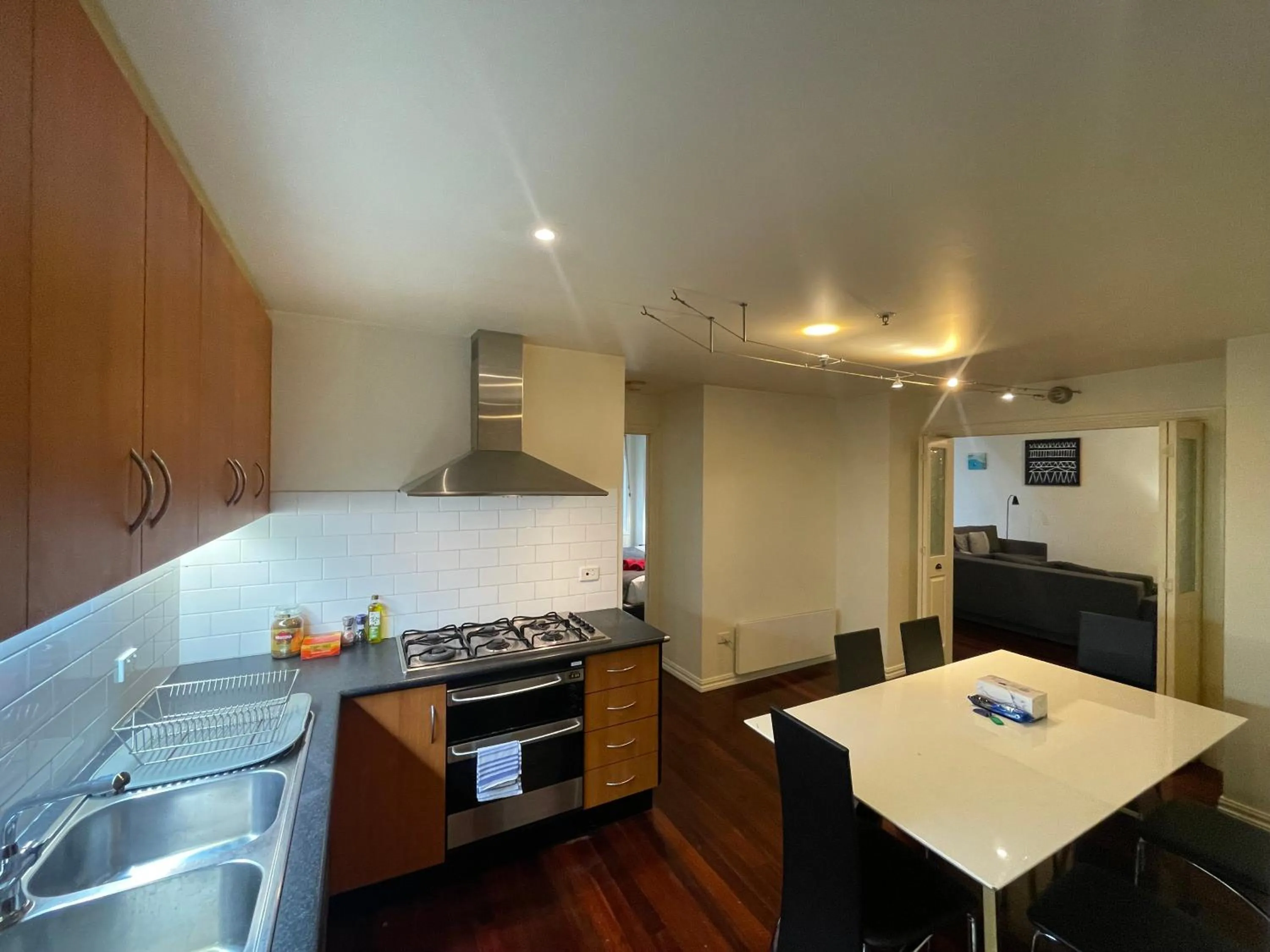 Kitchen or kitchenette in ReadySet Apartments on King