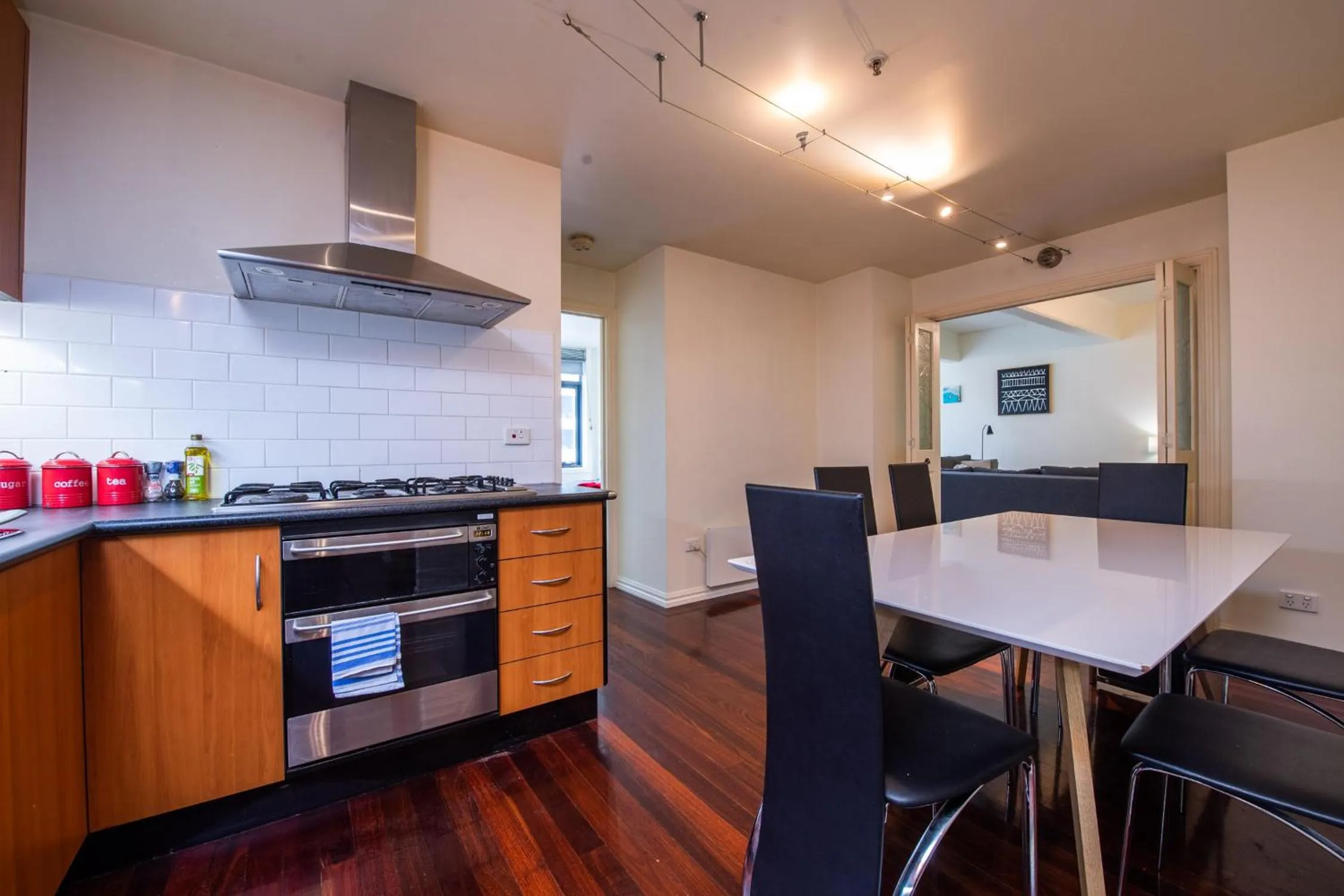 Kitchen or kitchenette in ReadySet Apartments on King