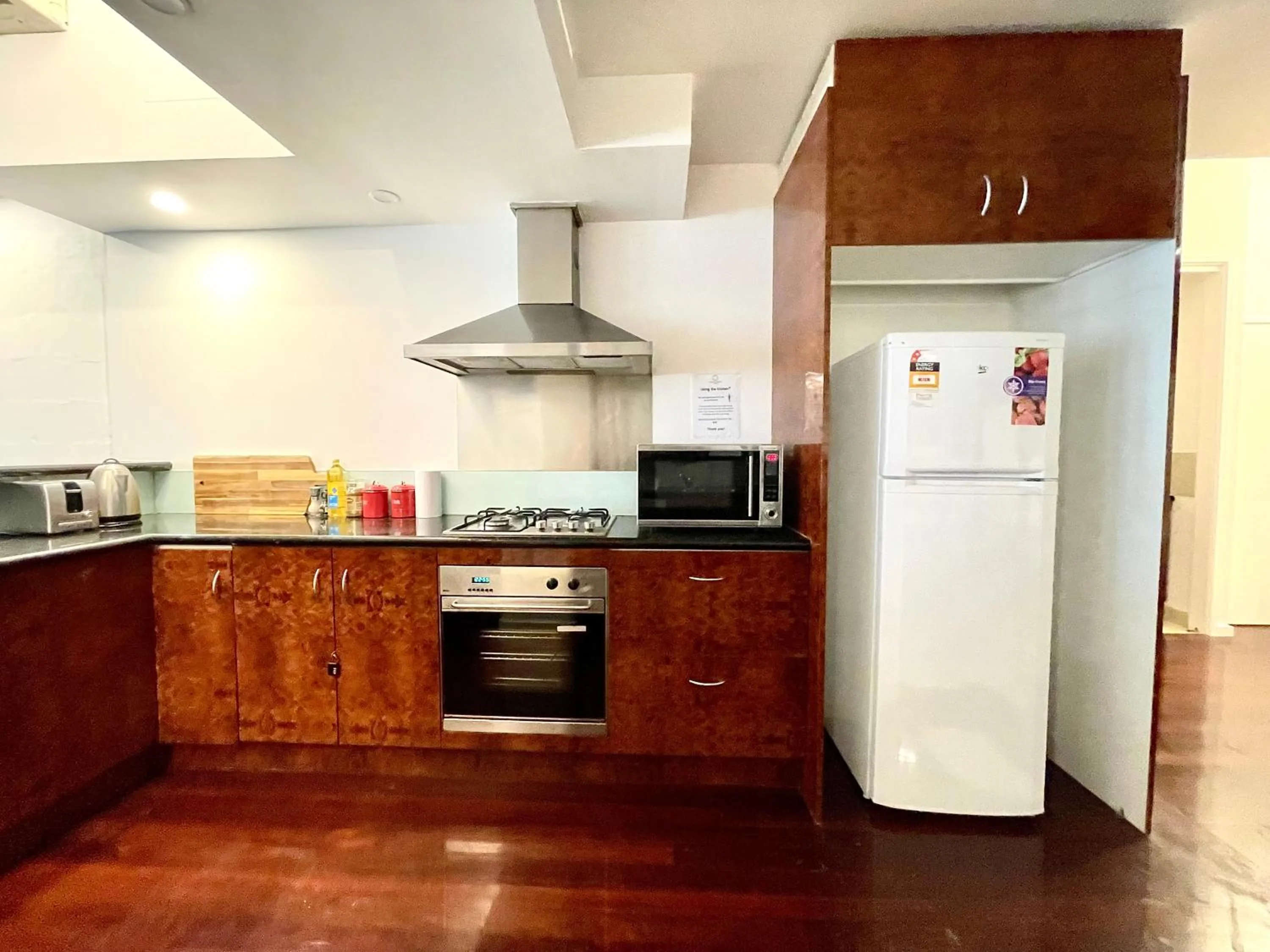 Kitchen or kitchenette in ReadySet Apartments on King