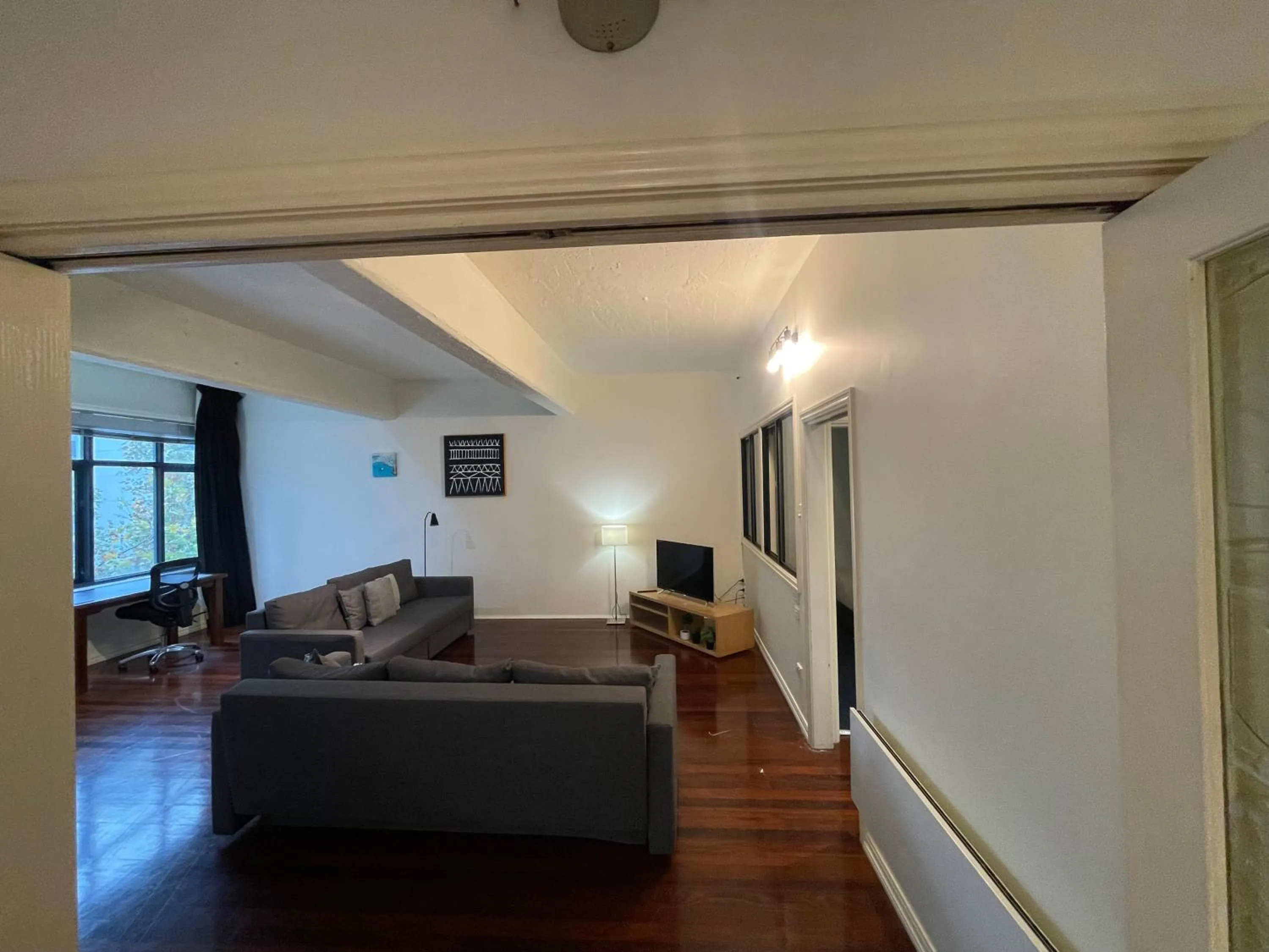 TV and multimedia in ReadySet Apartments on King