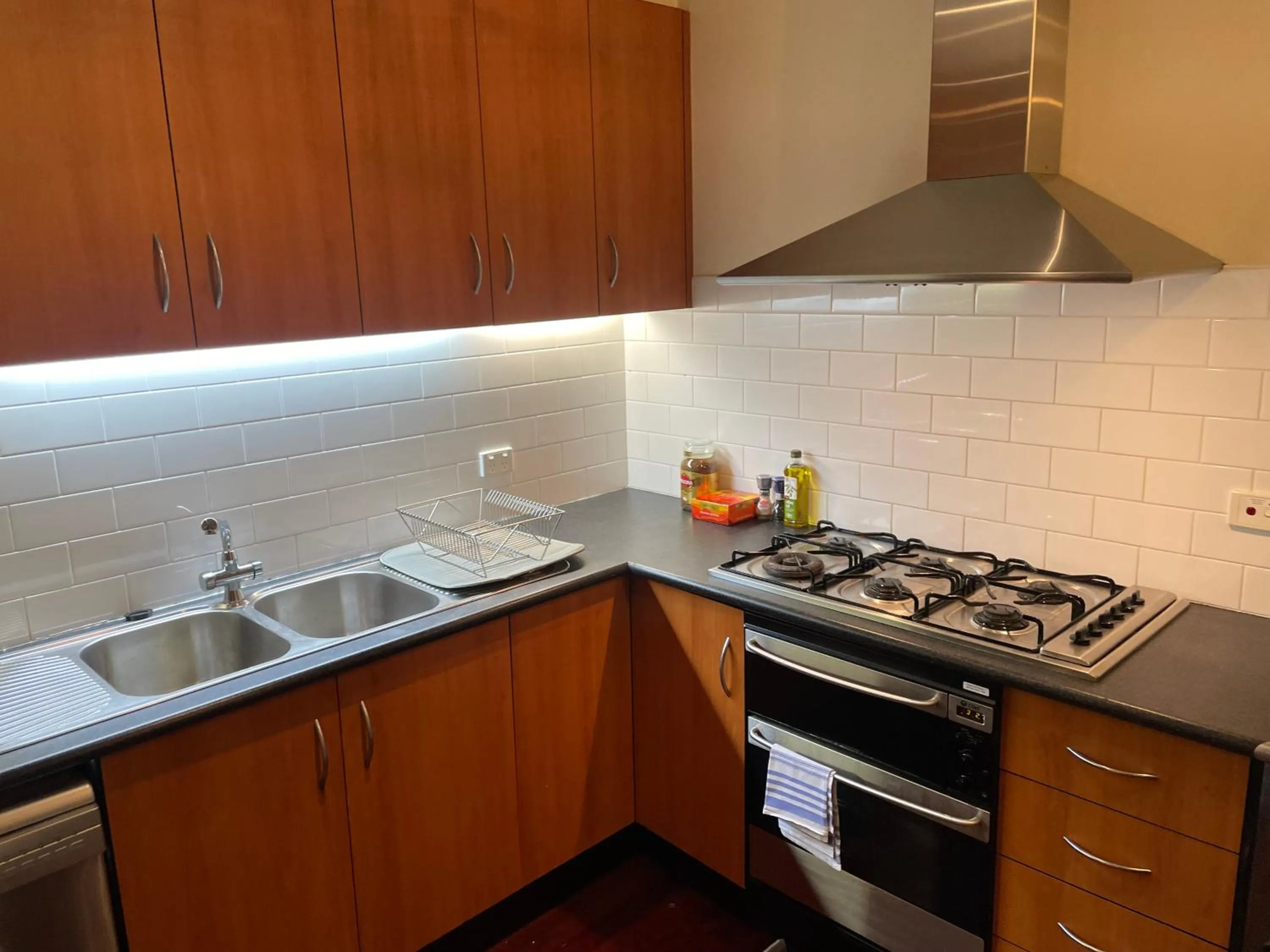 Kitchen or kitchenette in ReadySet Apartments on King