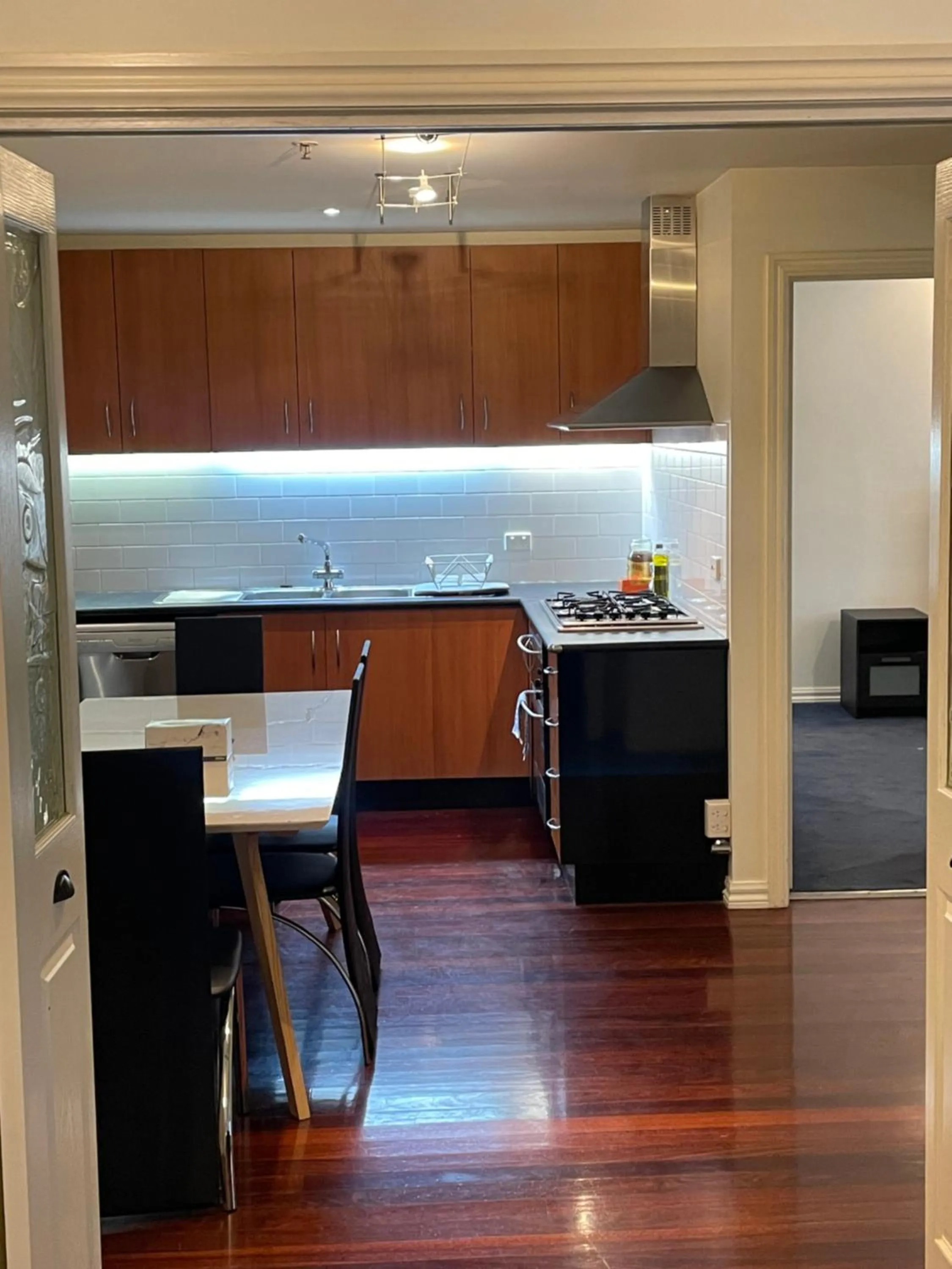 Kitchen or kitchenette in ReadySet Apartments on King