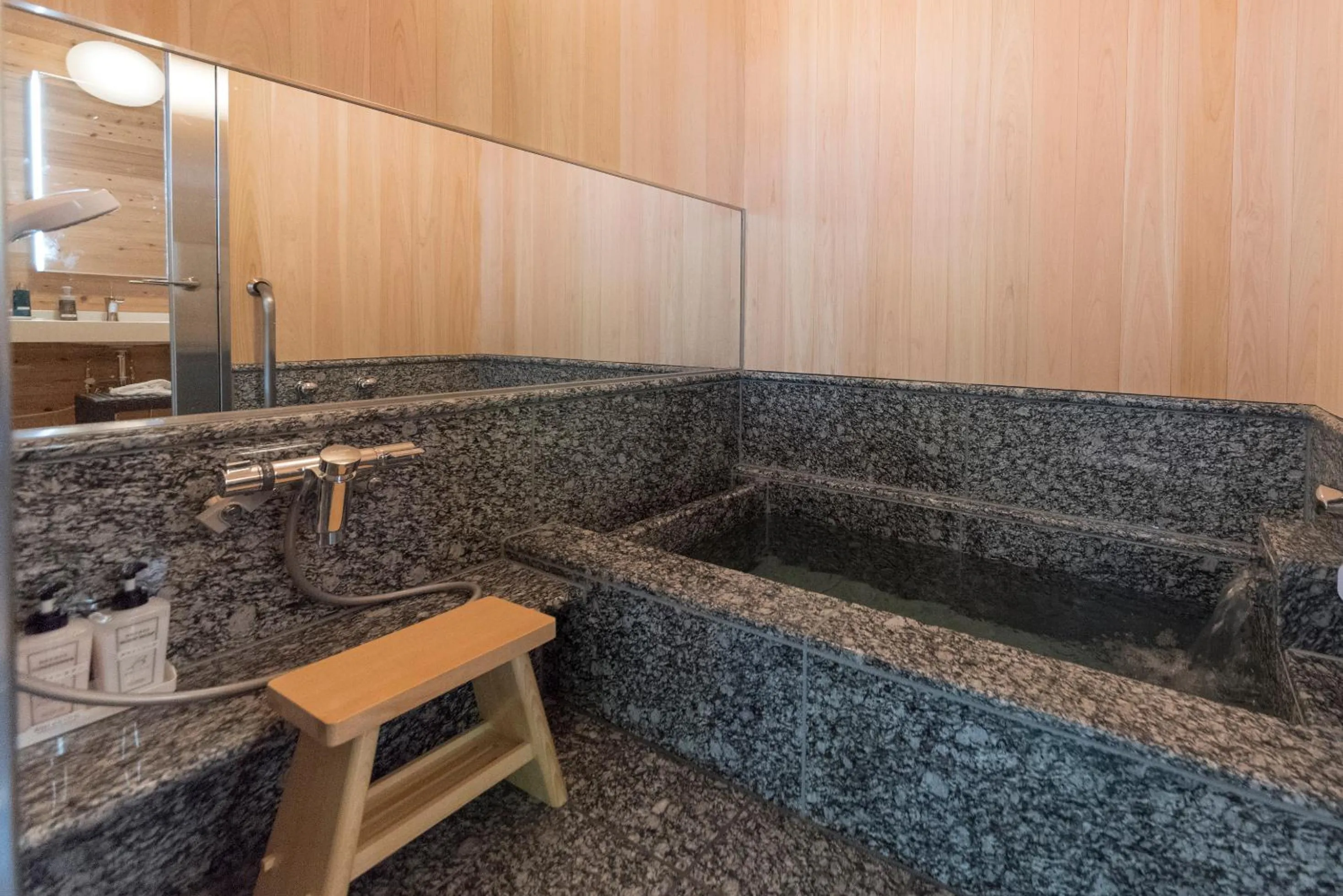 Shower in Yunotani Senkei