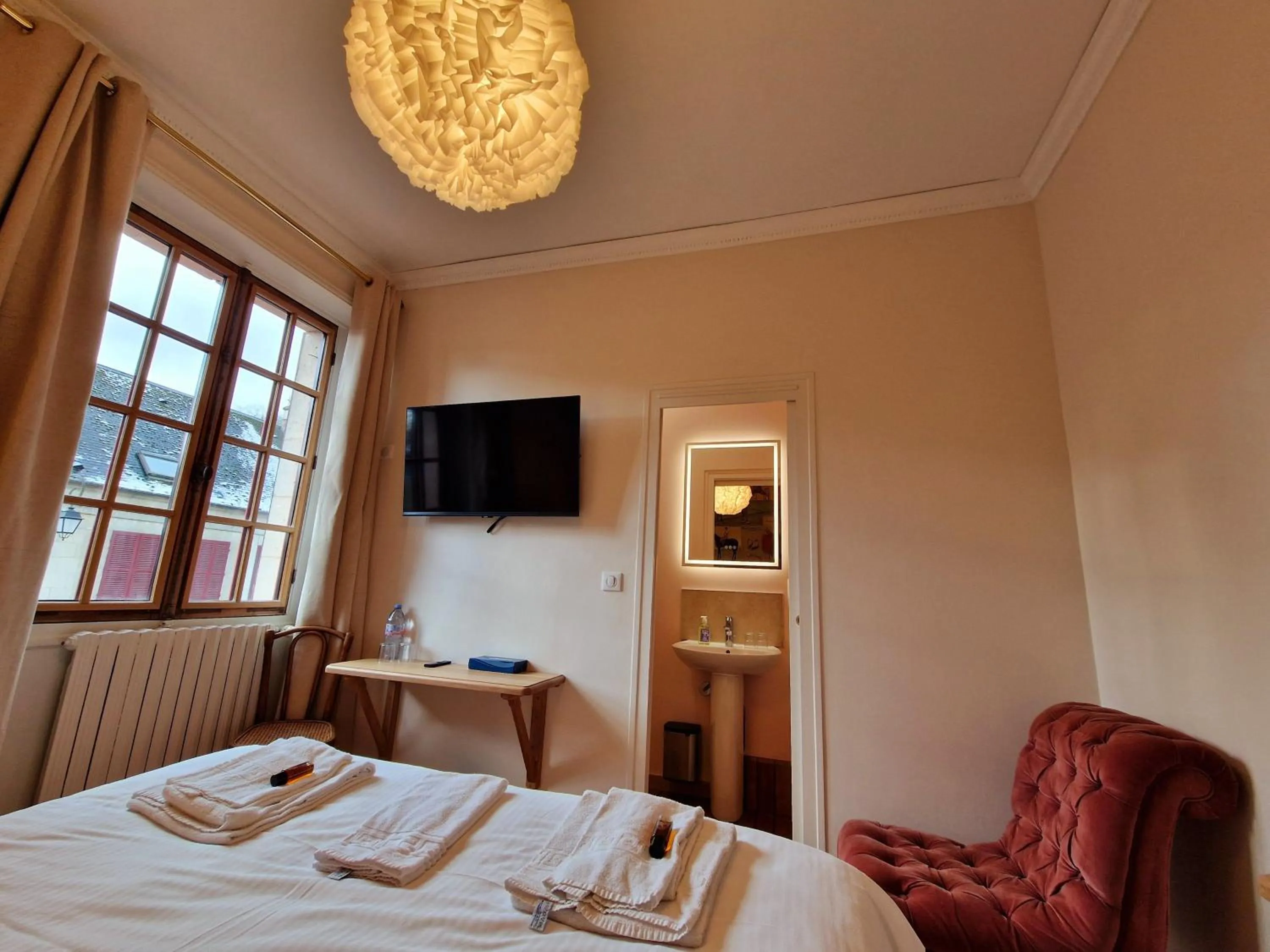 Bed in HOTEL DE L'ABBAYE DE LONGPONT