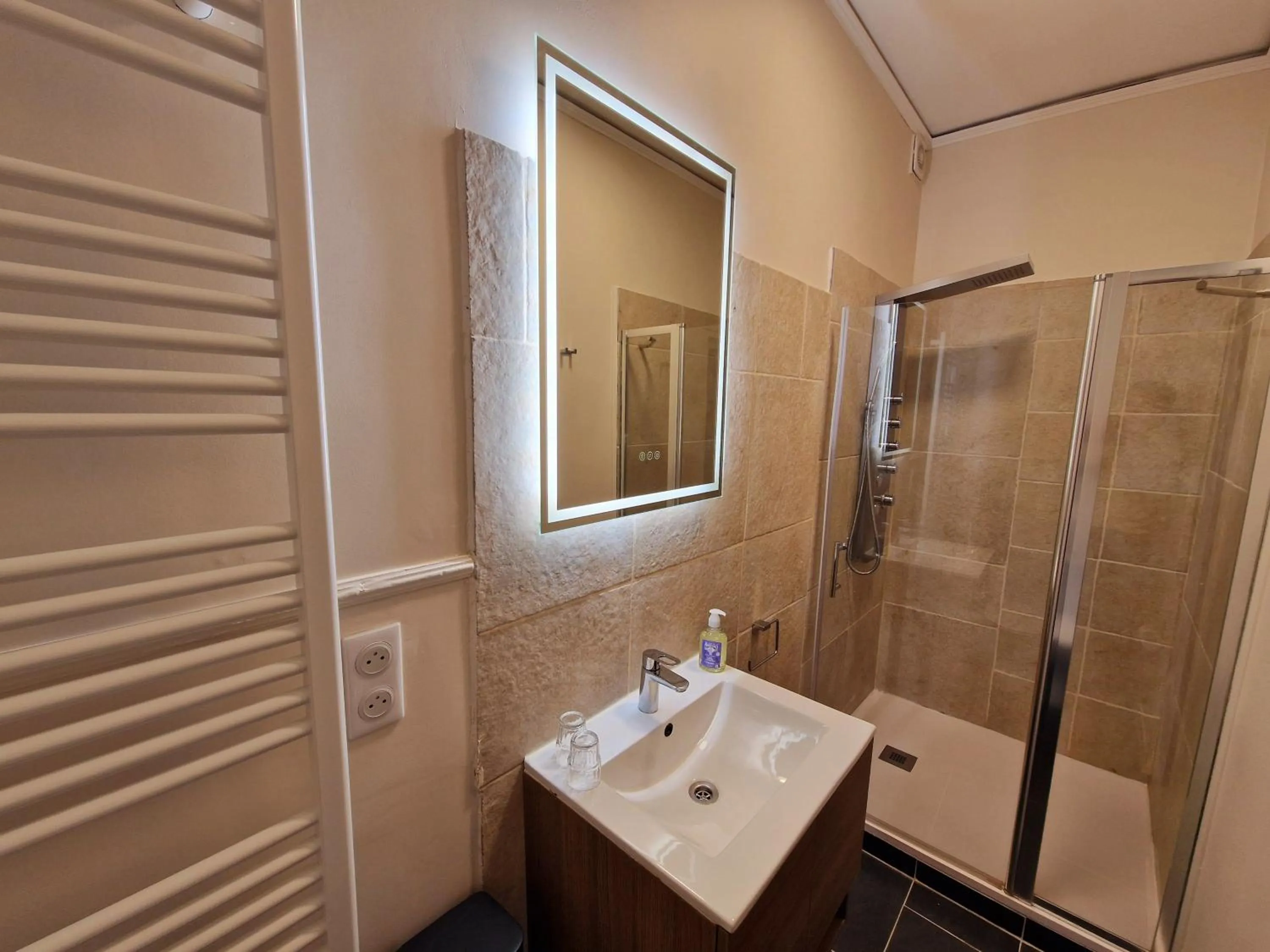 Bathroom in HOTEL DE L'ABBAYE DE LONGPONT