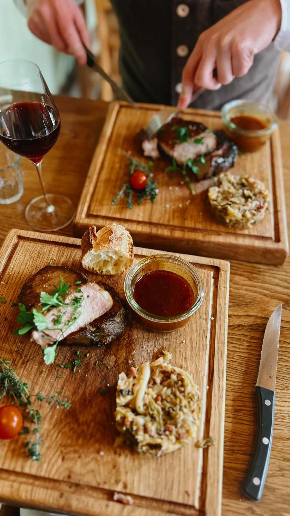People in HOTEL DE L'ABBAYE DE LONGPONT
