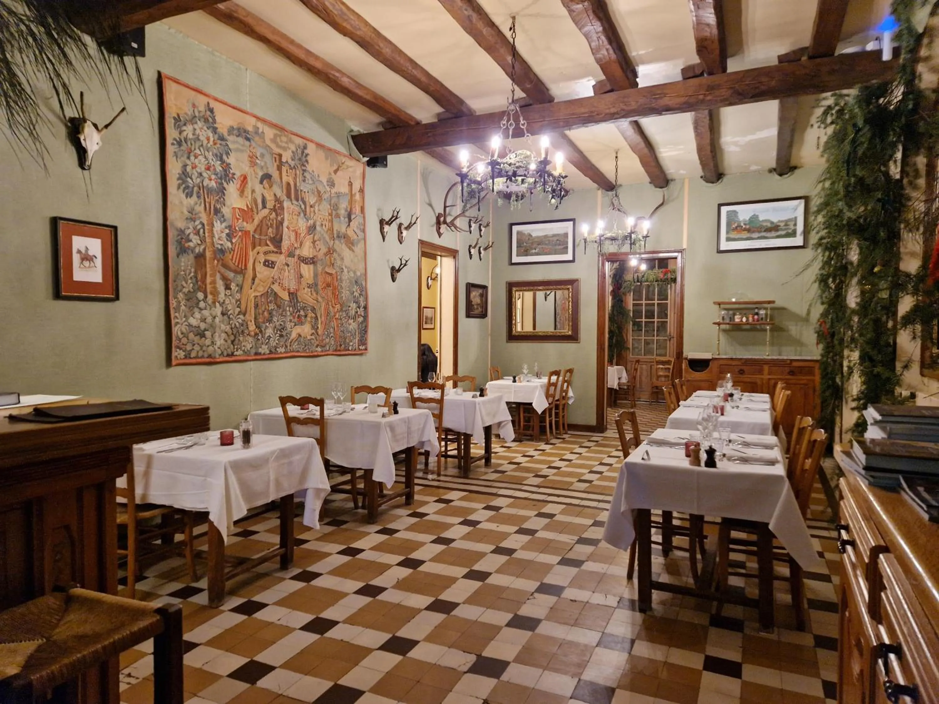 Restaurant/places to eat in HOTEL DE L'ABBAYE DE LONGPONT