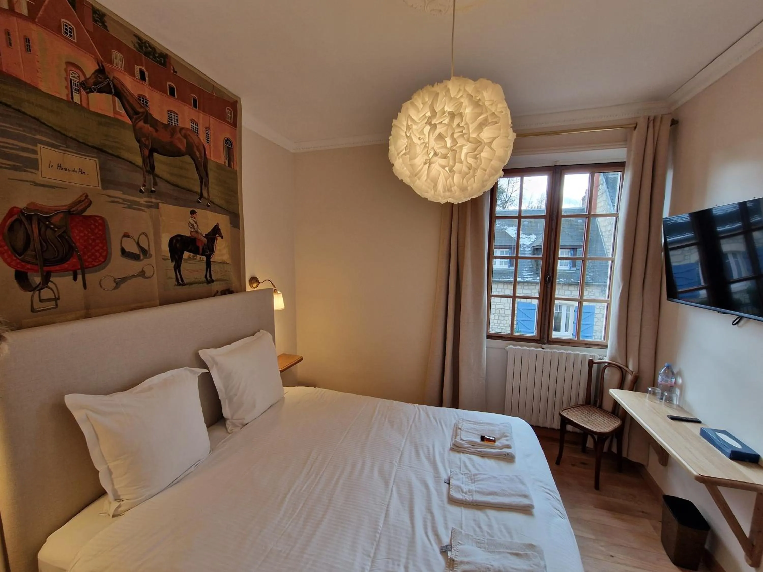 Bed in HOTEL DE L'ABBAYE DE LONGPONT