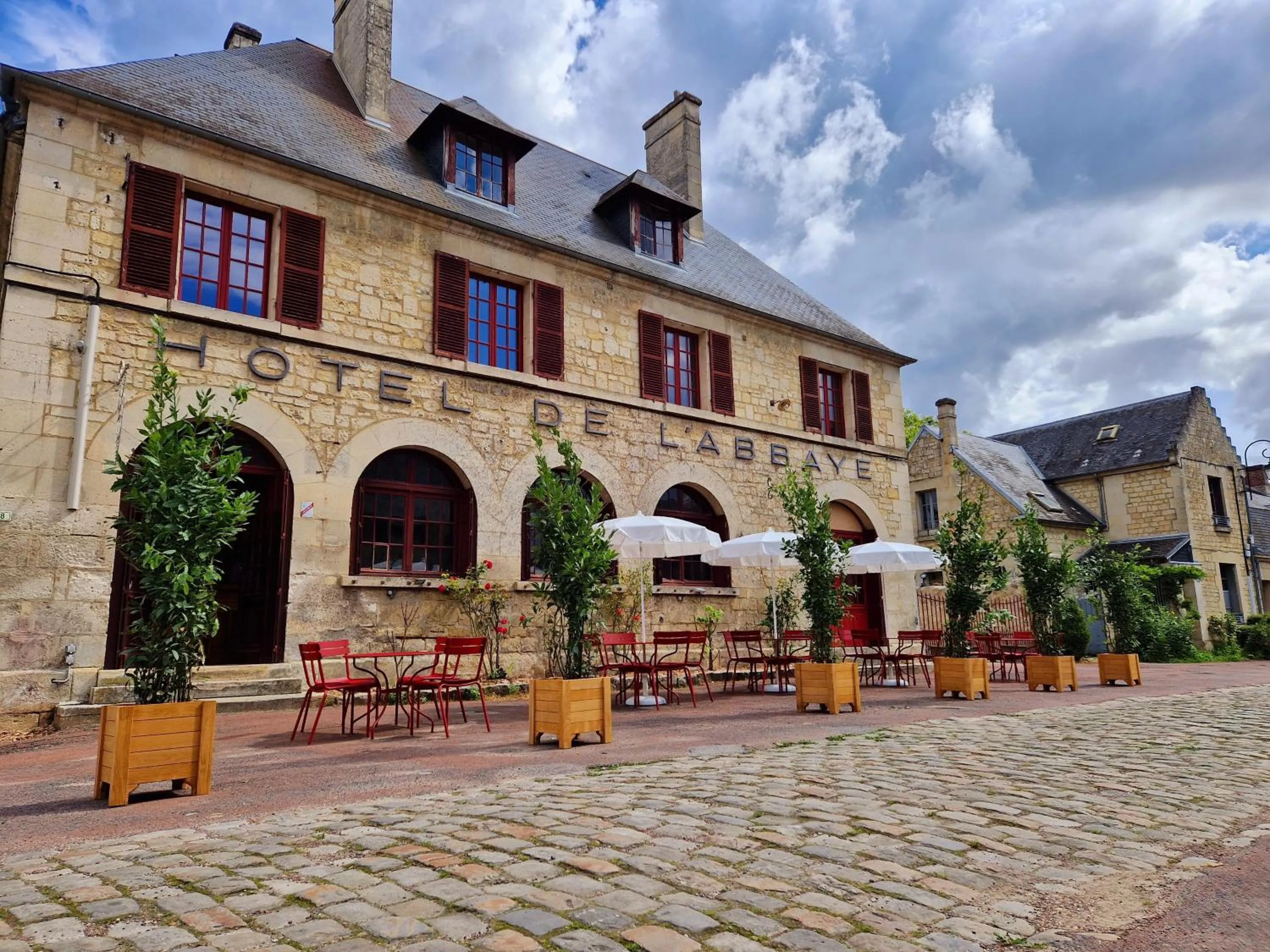 Property building in HOTEL DE L'ABBAYE DE LONGPONT