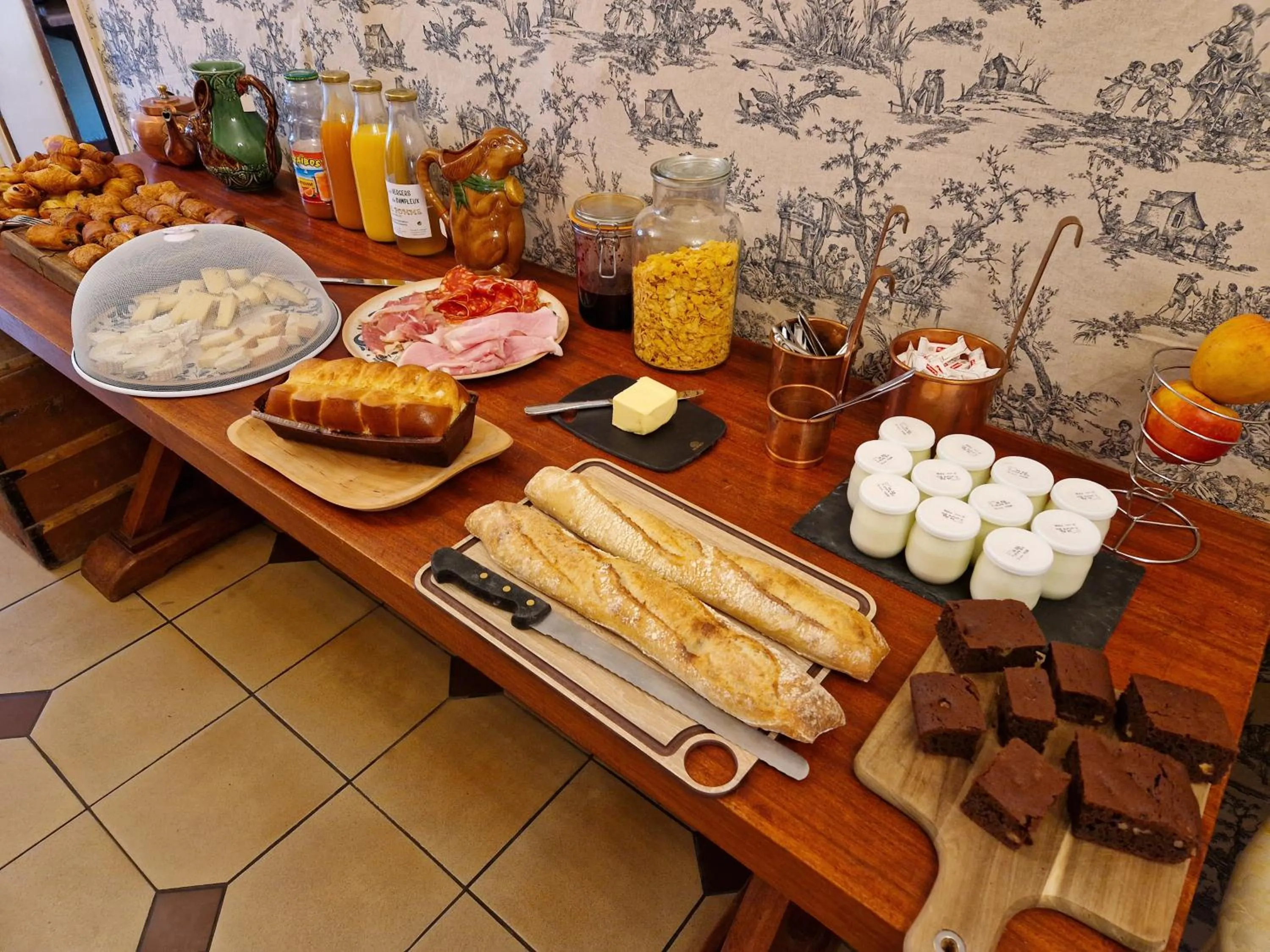 Breakfast in HOTEL DE L'ABBAYE DE LONGPONT