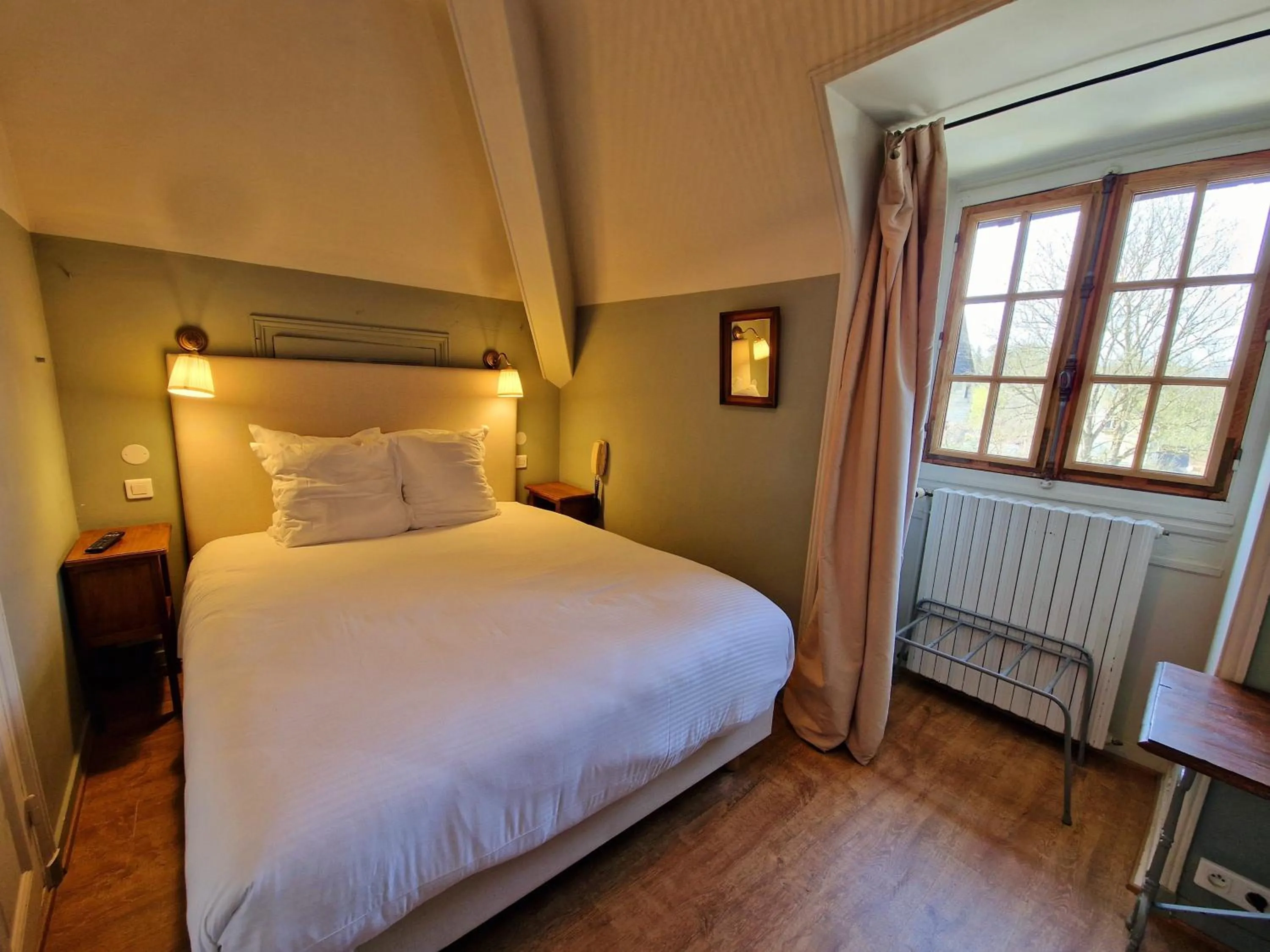 Bed in HOTEL DE L'ABBAYE DE LONGPONT