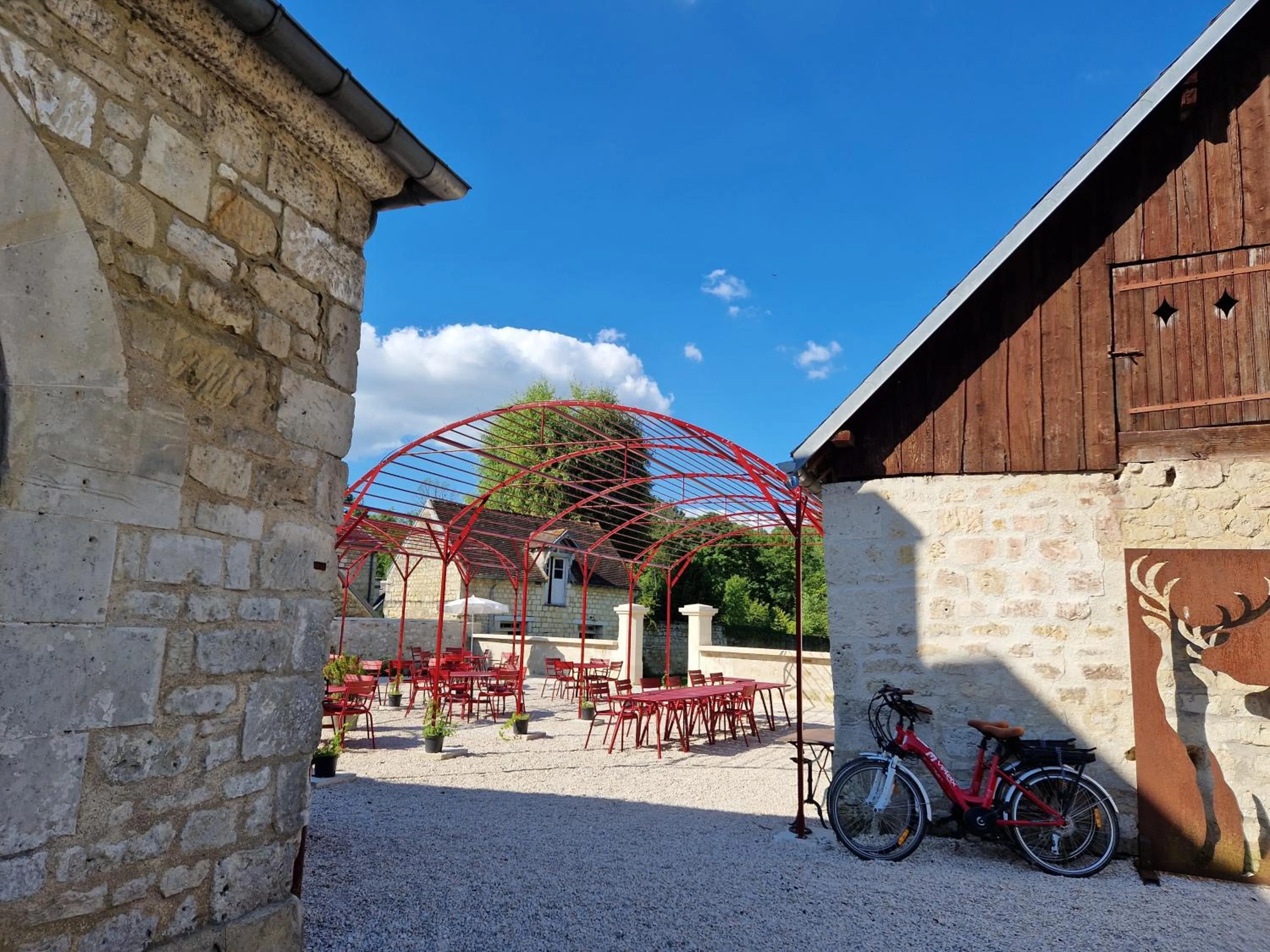 Patio in HOTEL DE L'ABBAYE DE LONGPONT