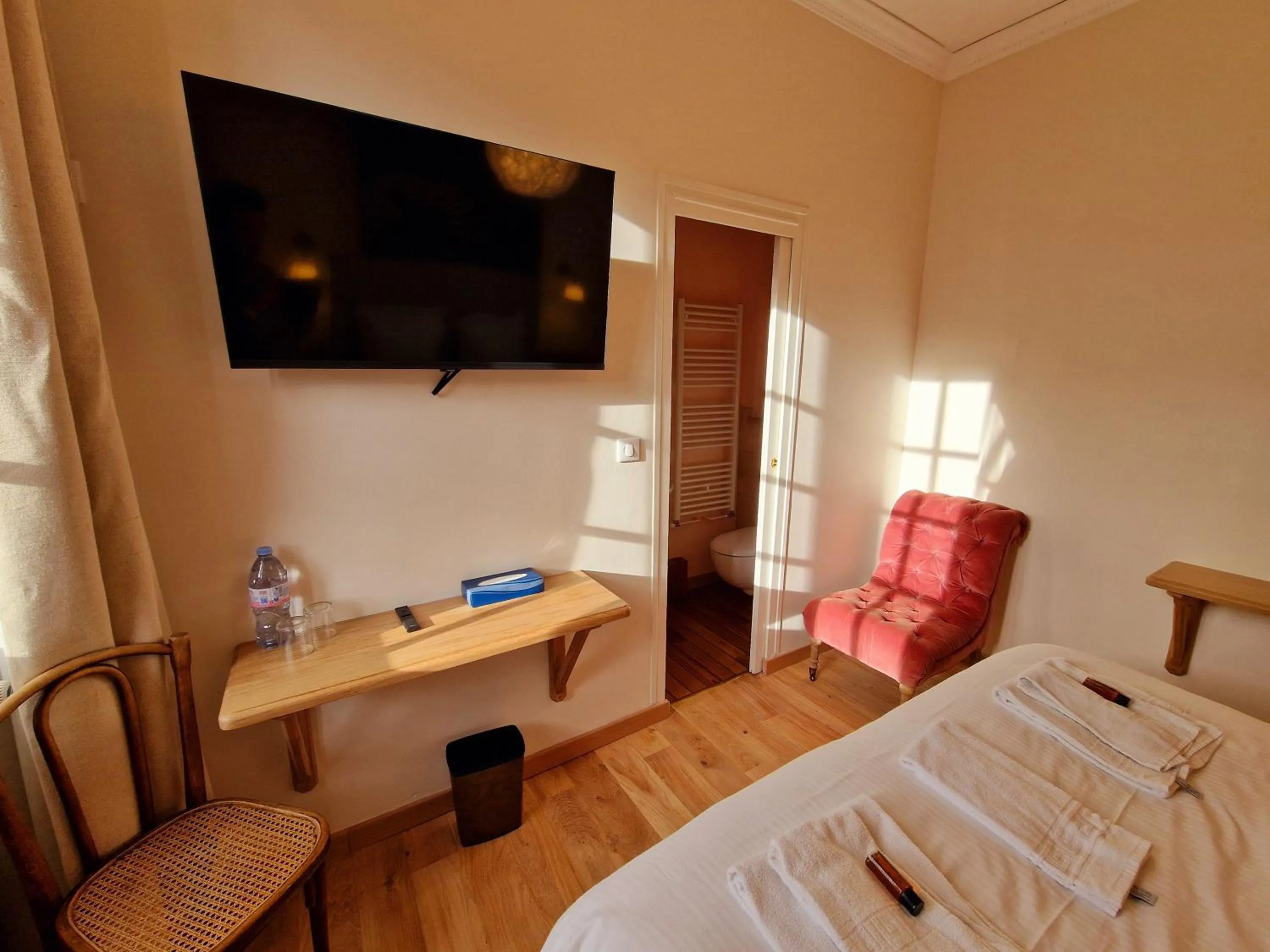 Bed in HOTEL DE L'ABBAYE DE LONGPONT