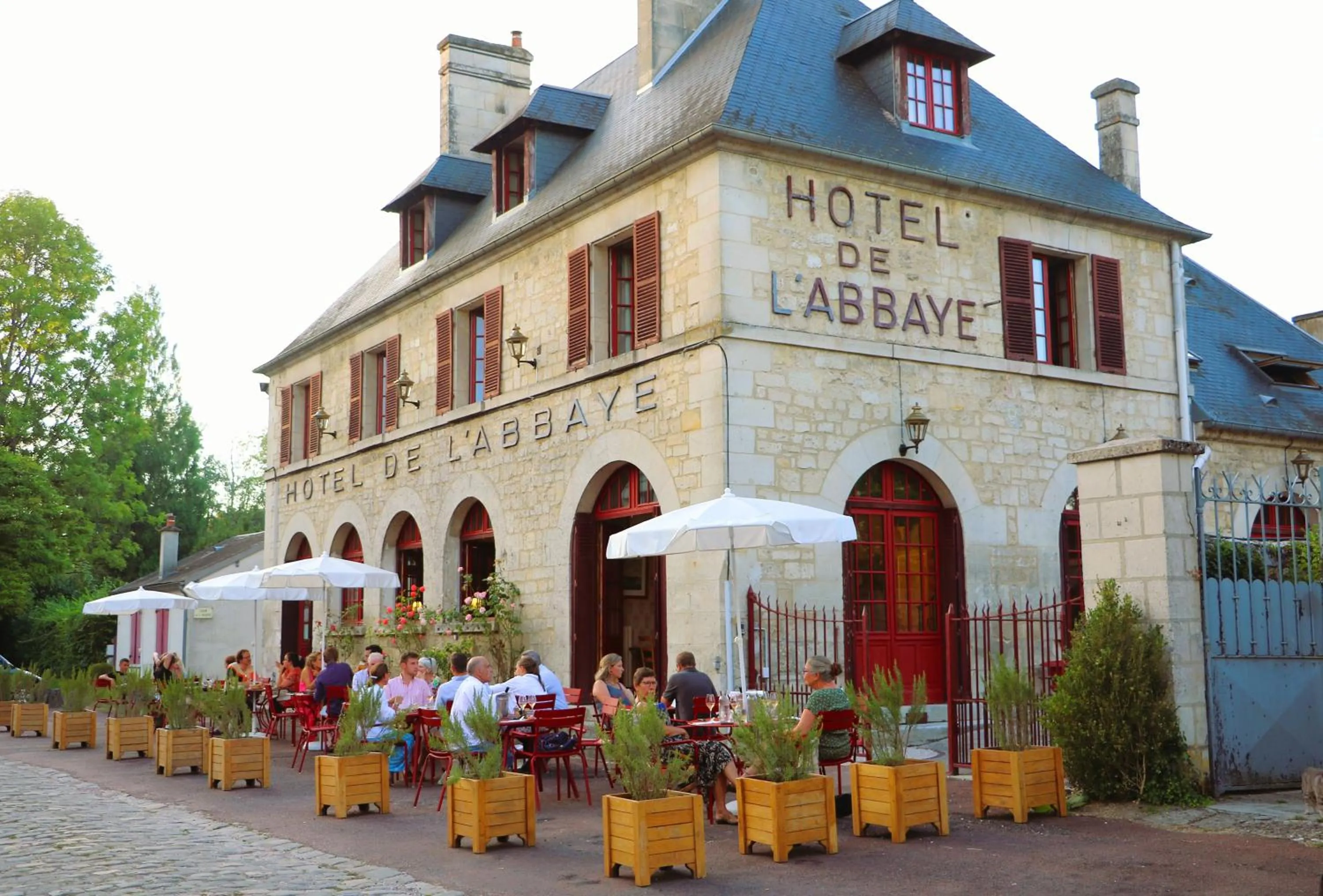Property building in HOTEL DE L'ABBAYE DE LONGPONT