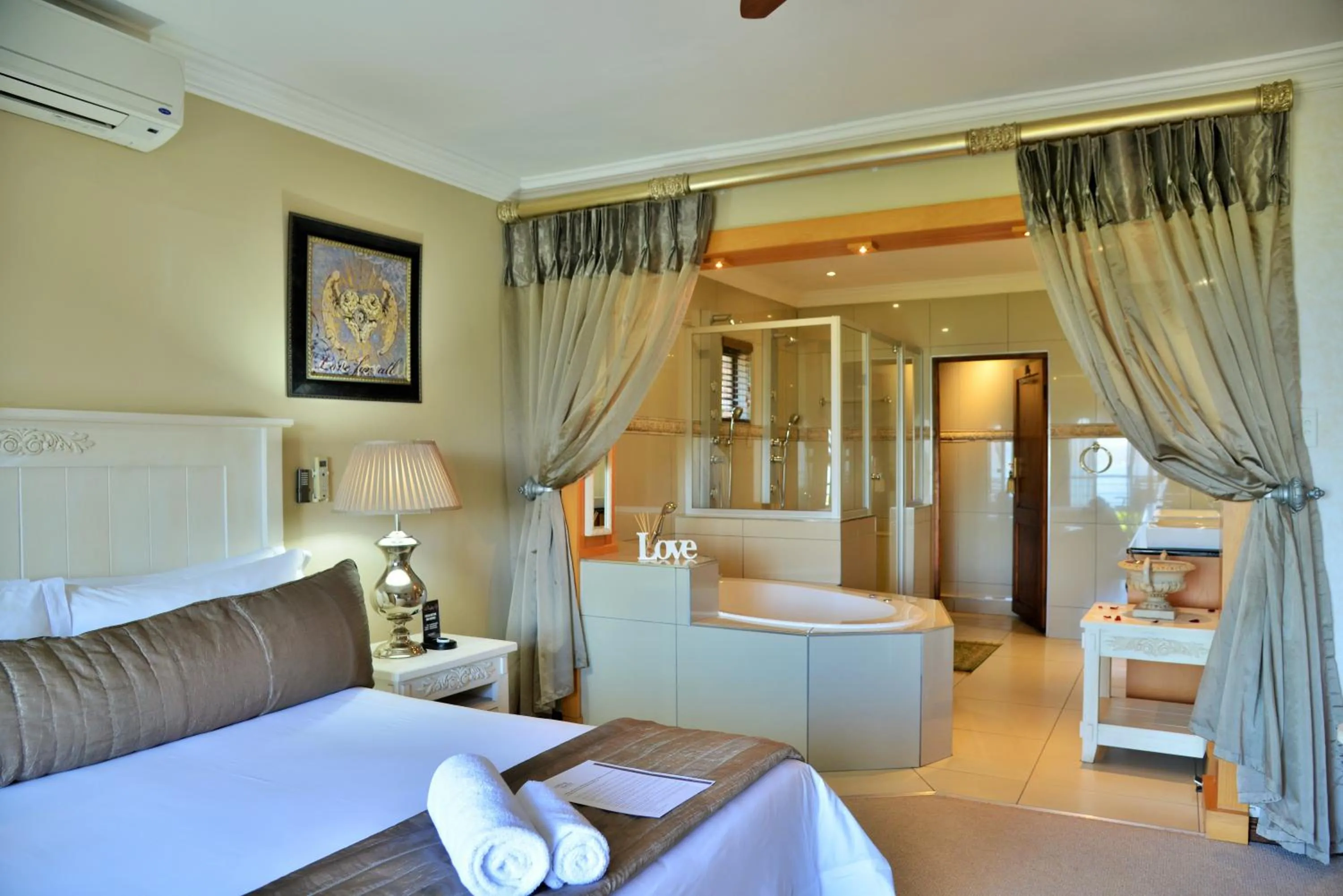 Photo of the whole room, Bed in Stirling Manor Boutique Guest House