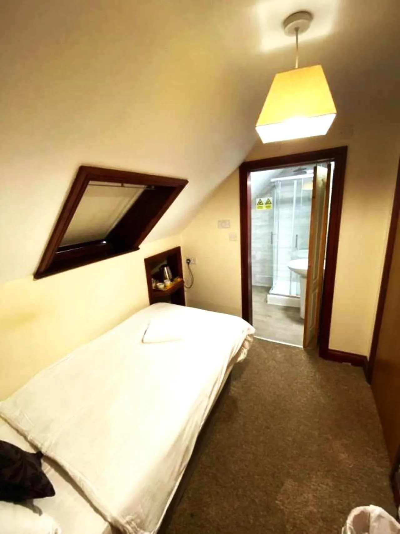 Bedroom, Bed in Little Foxes Hotel & Gatwick Airport Parking