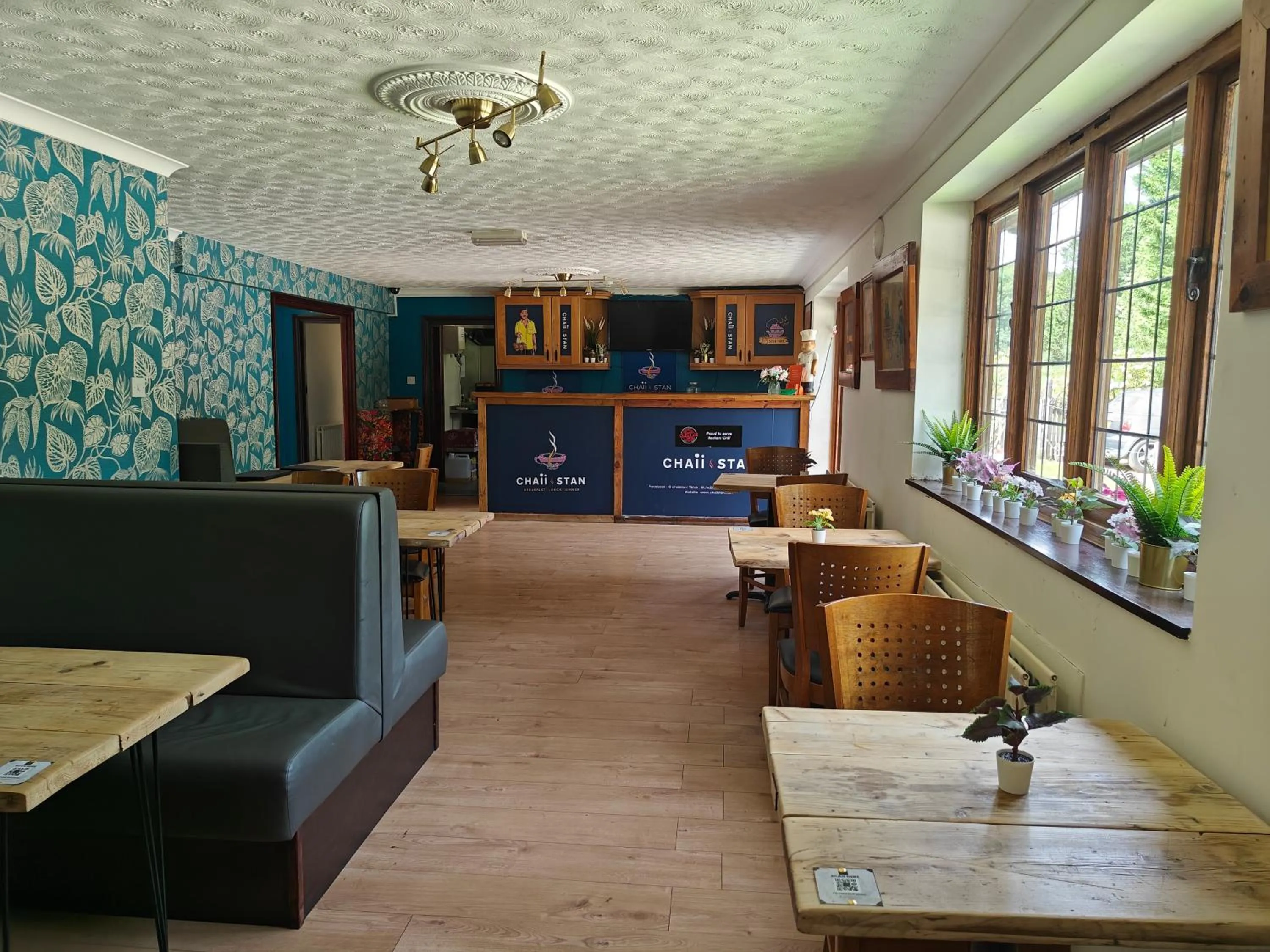 Restaurant/places to eat in Little Foxes Hotel & Gatwick Airport Parking