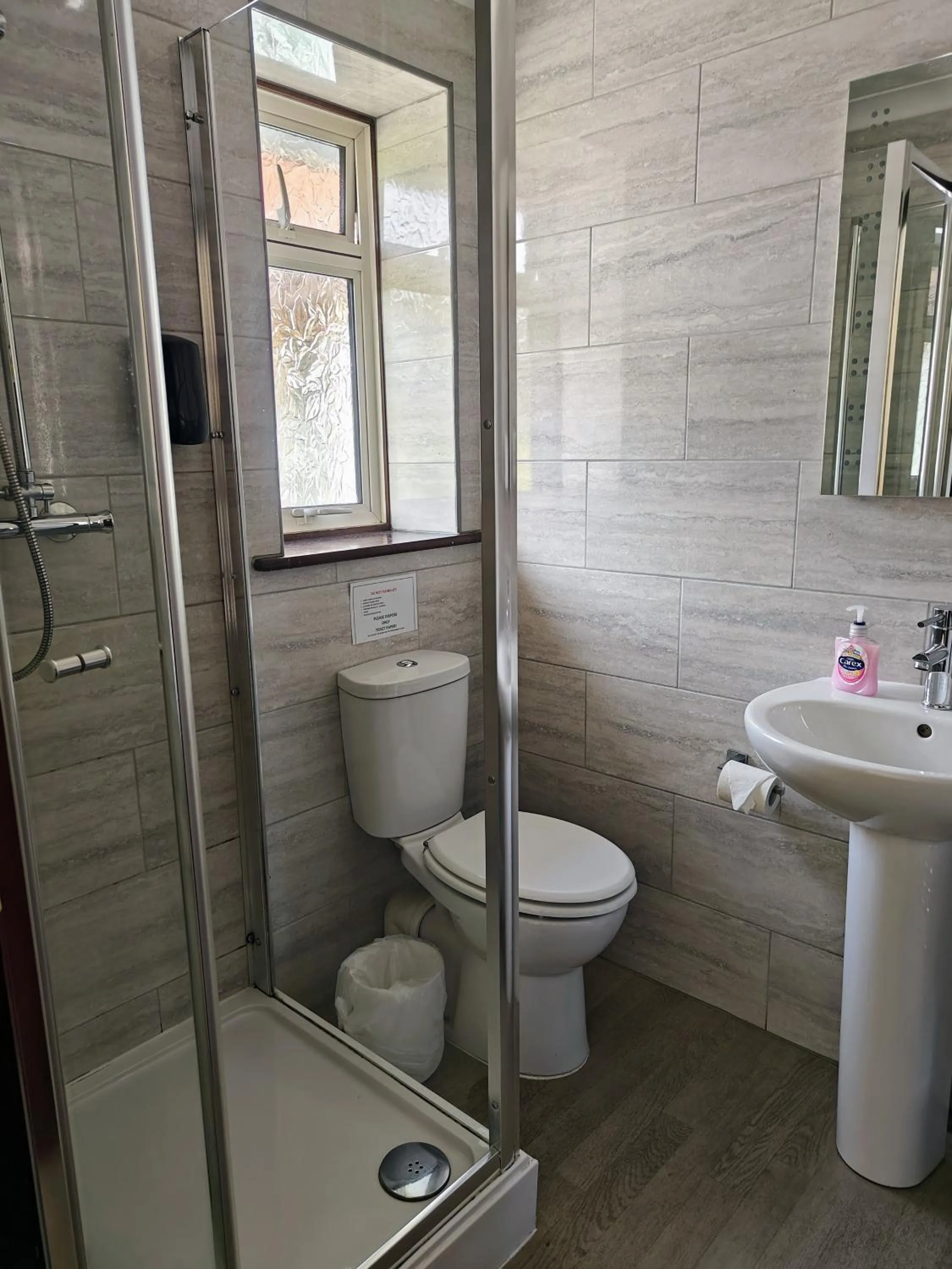 Bathroom in Little Foxes Hotel & Gatwick Airport Parking