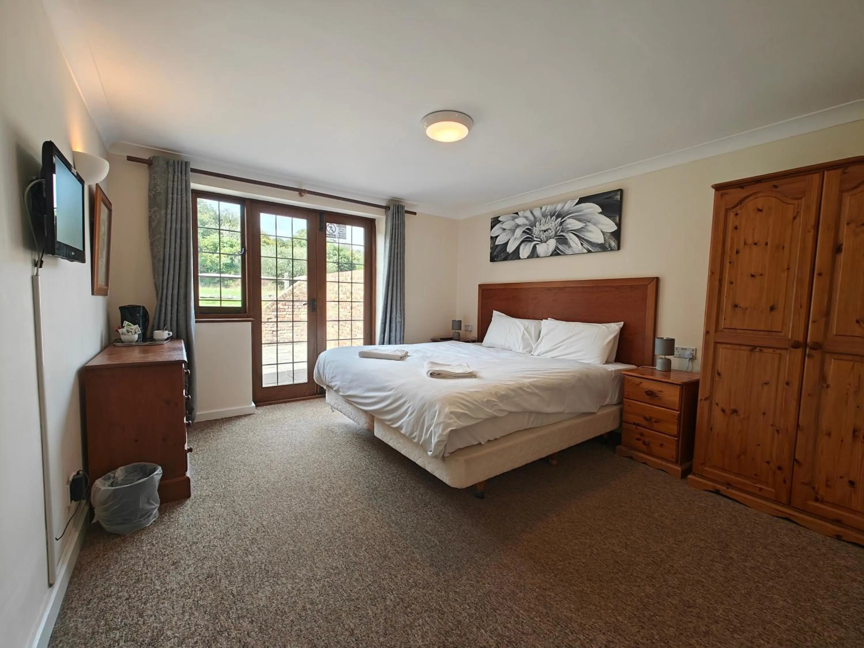Bedroom, Bed in Little Foxes Hotel & Gatwick Airport Parking