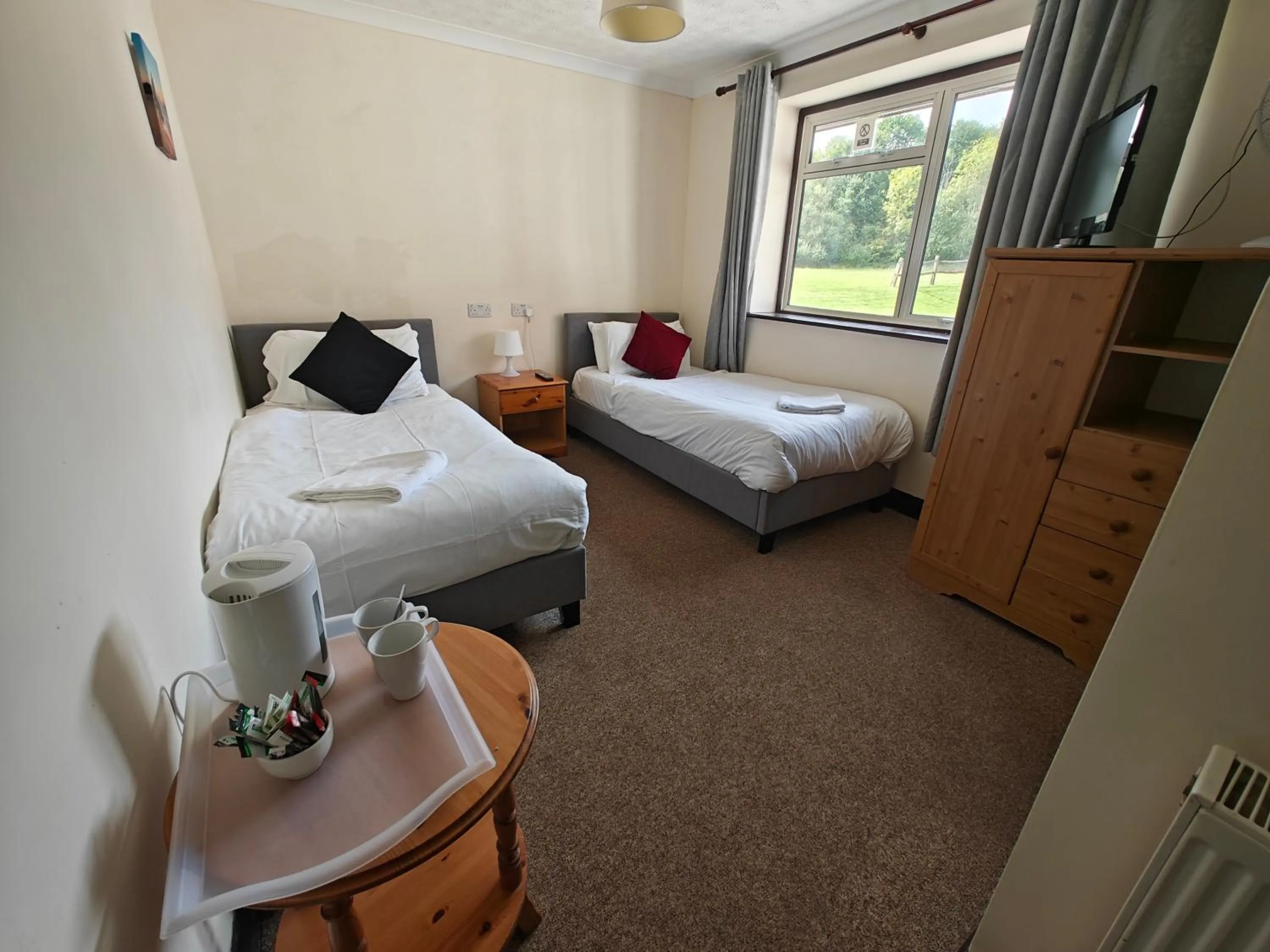 Bedroom, Bed in Little Foxes Hotel & Gatwick Airport Parking