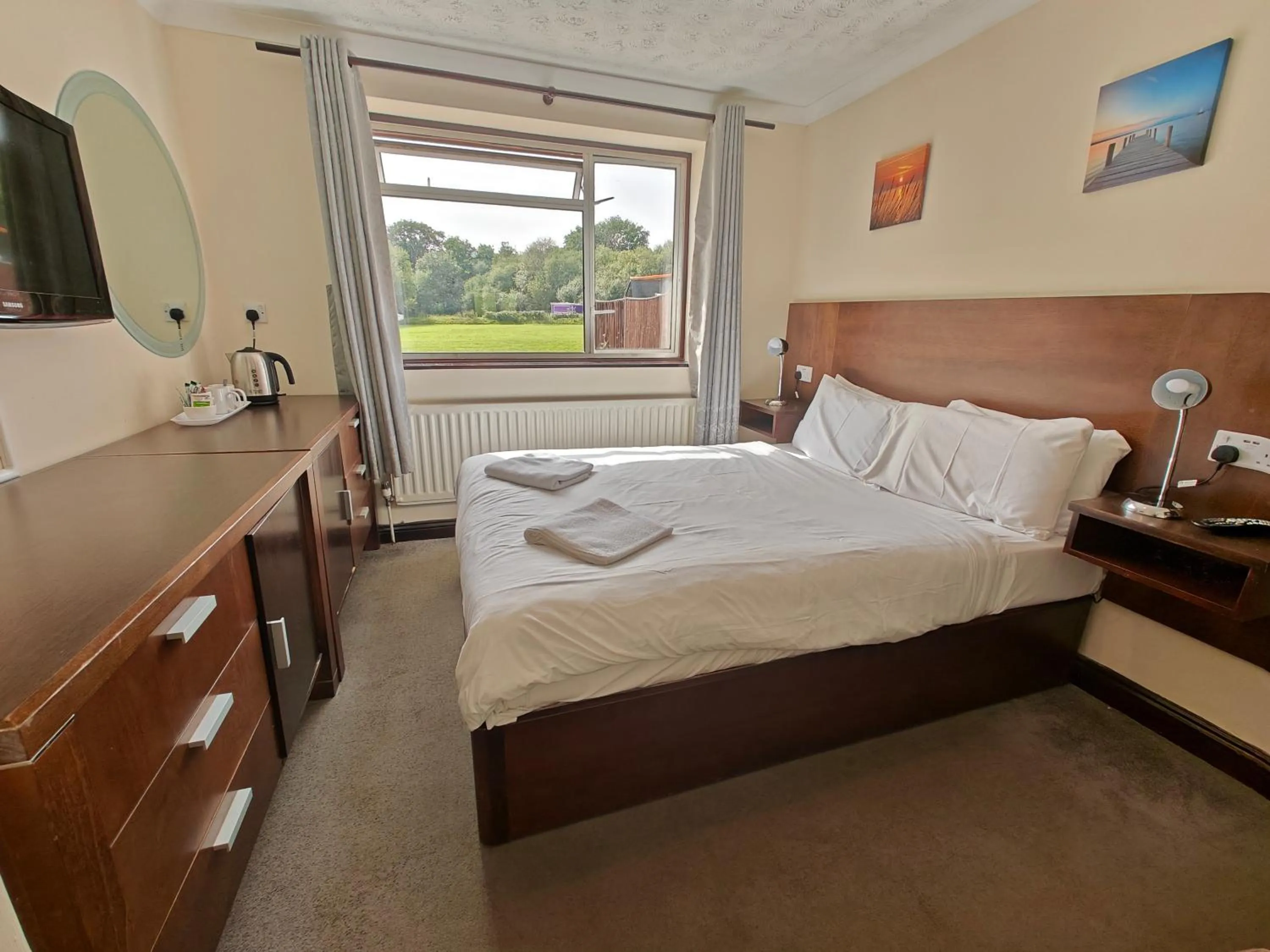 Bed in Little Foxes Hotel & Gatwick Airport Parking