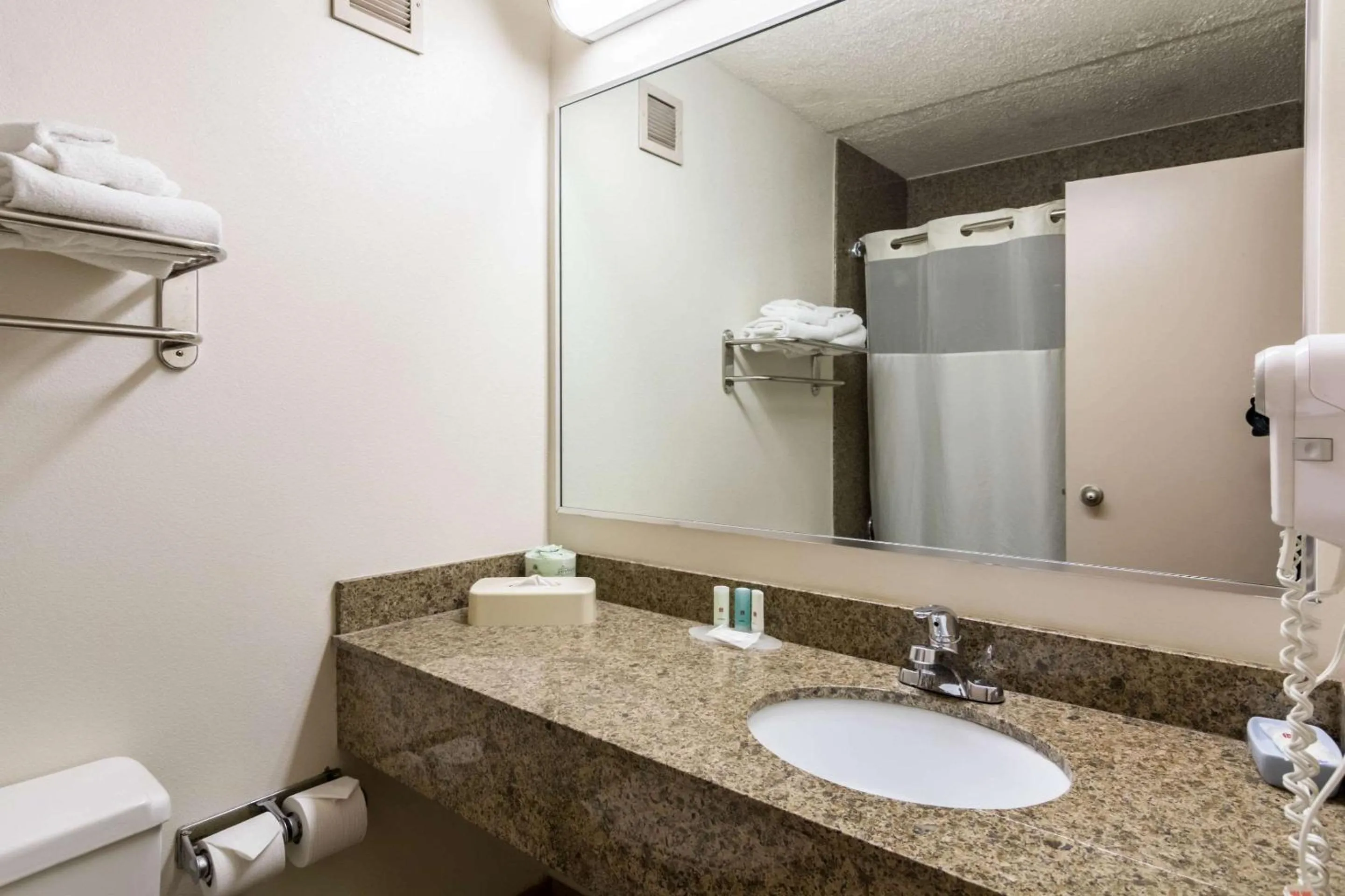 Bathroom in Plaza Inn & Suites