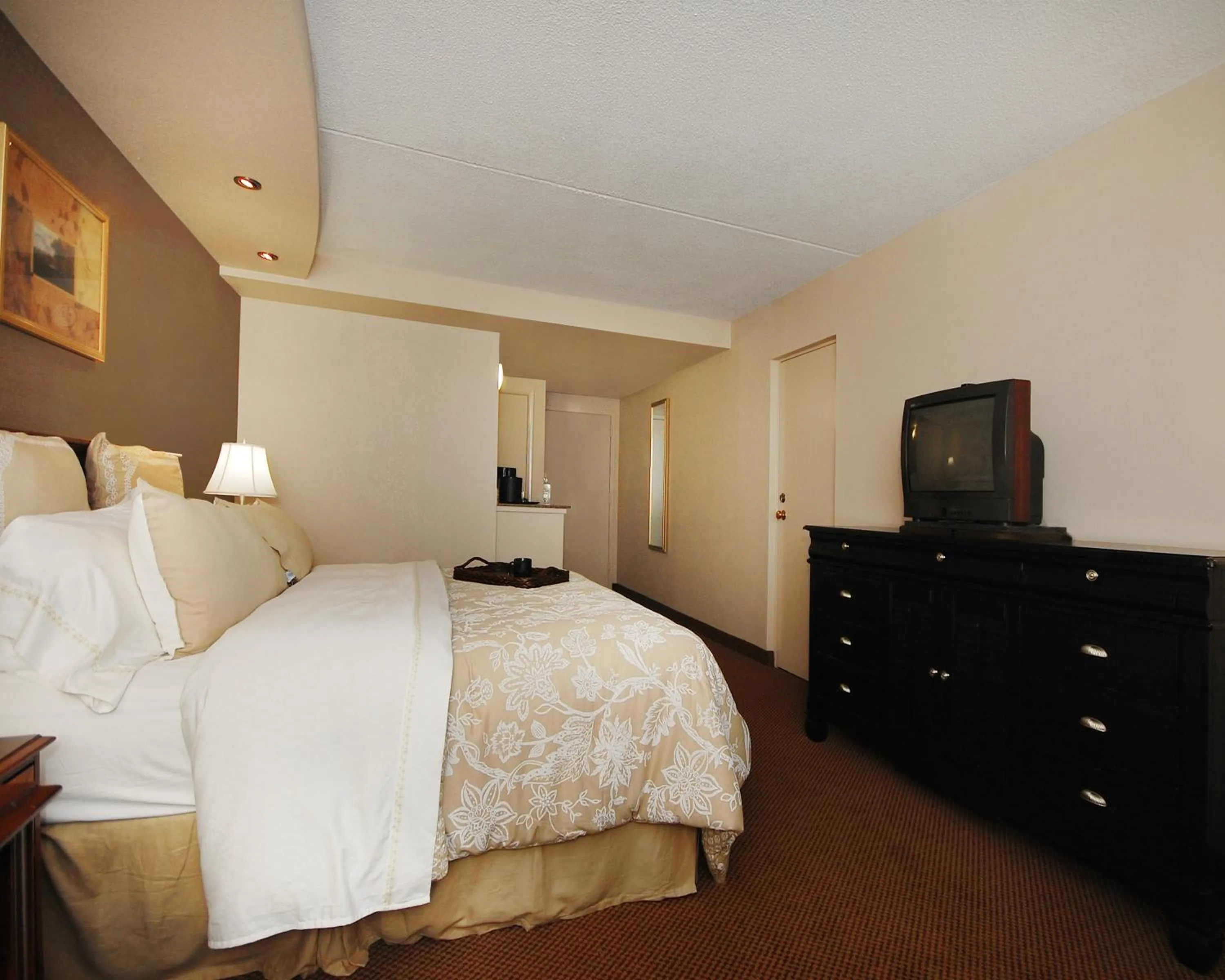 Communal lounge/ TV room, Bed in Plaza Inn & Suites