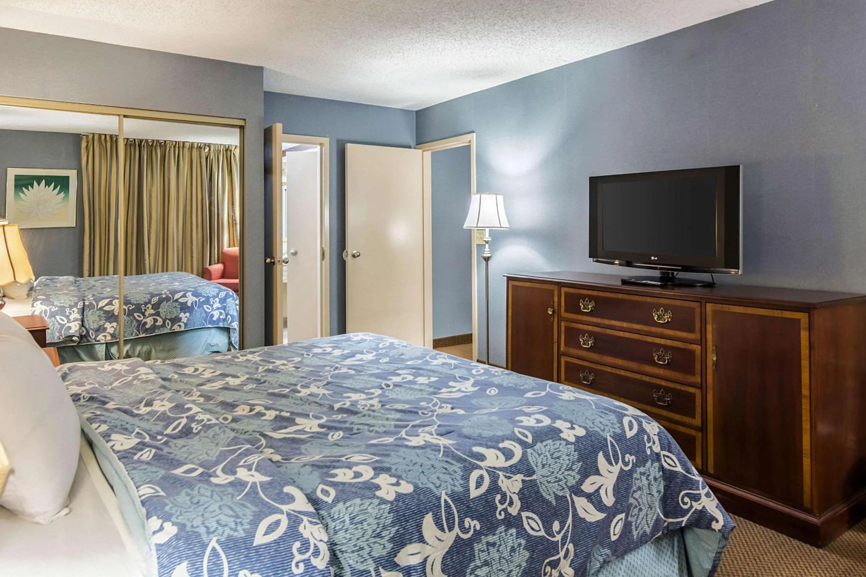 Photo of the whole room, Bed in Plaza Inn & Suites