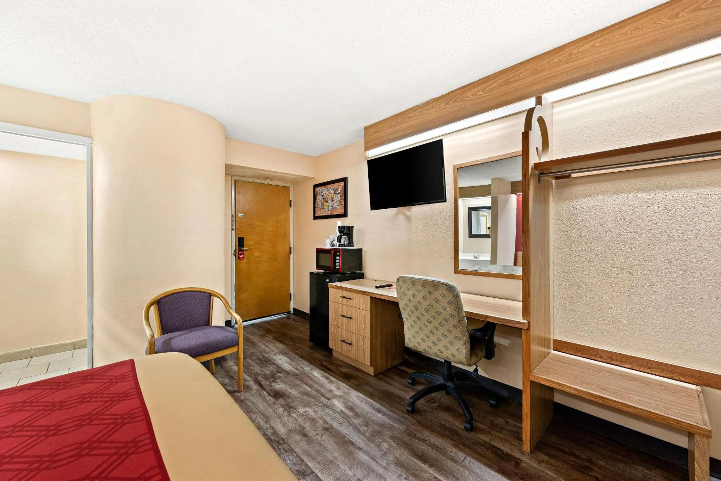 Bedroom in Econo Lodge London North