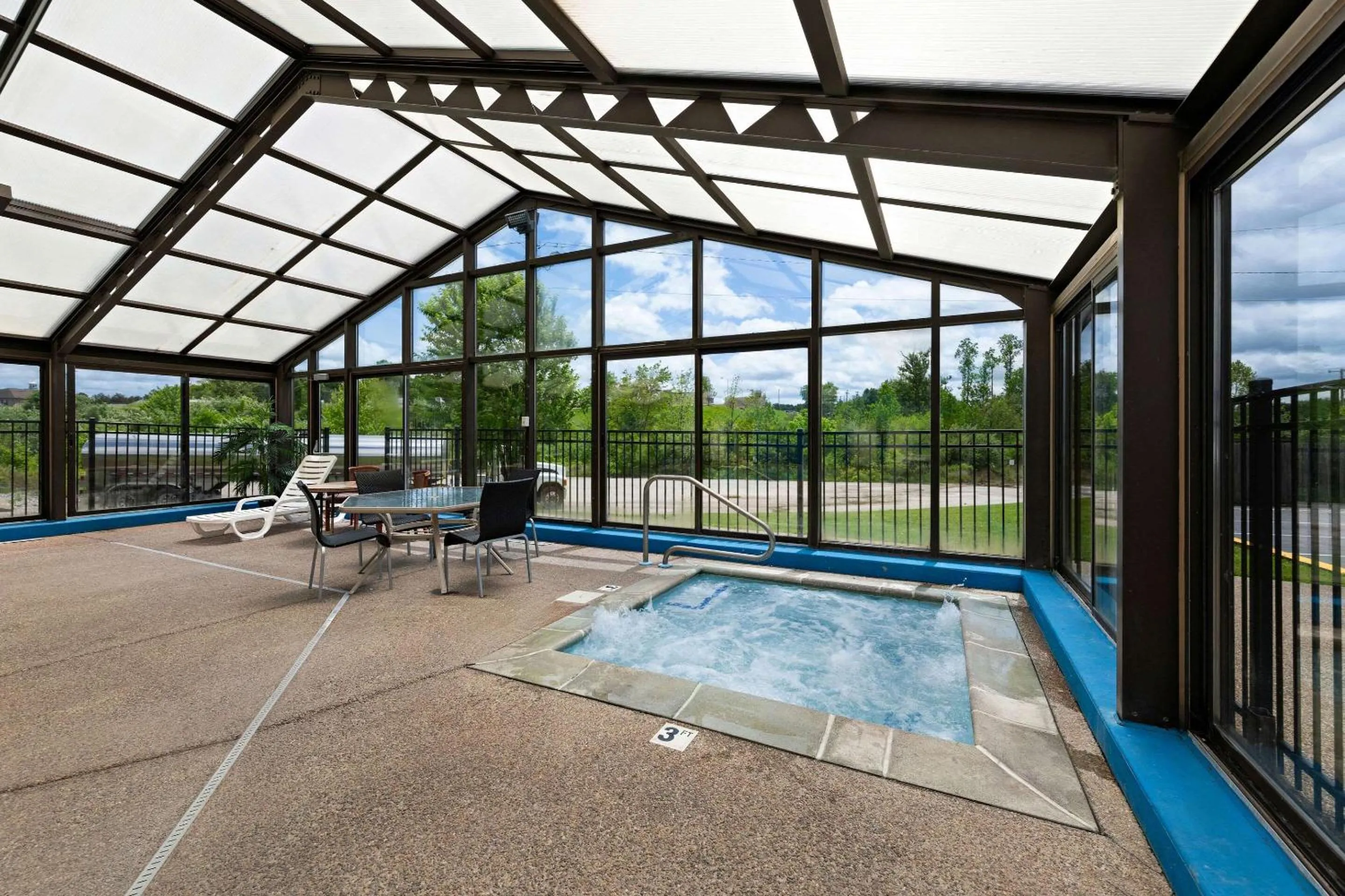 Swimming pool in Econo Lodge London North