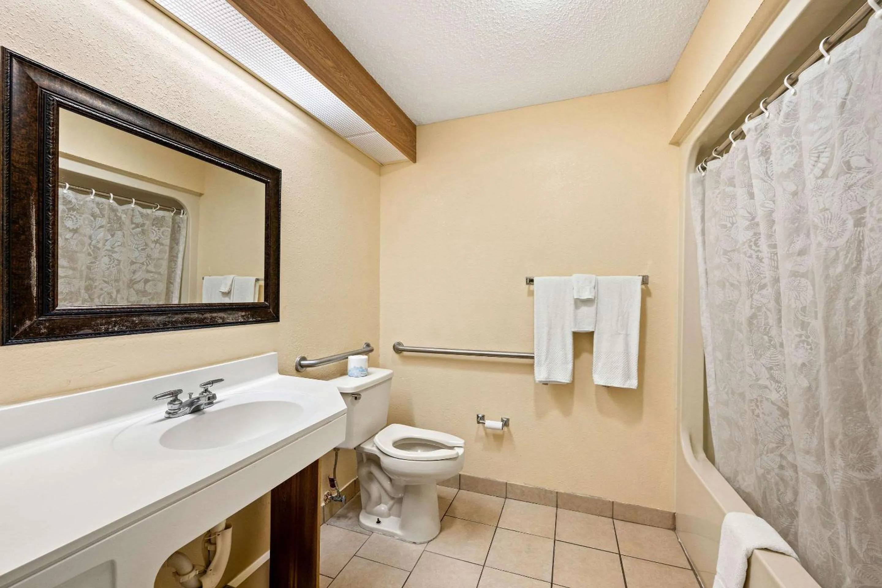 Bedroom in Econo Lodge London North